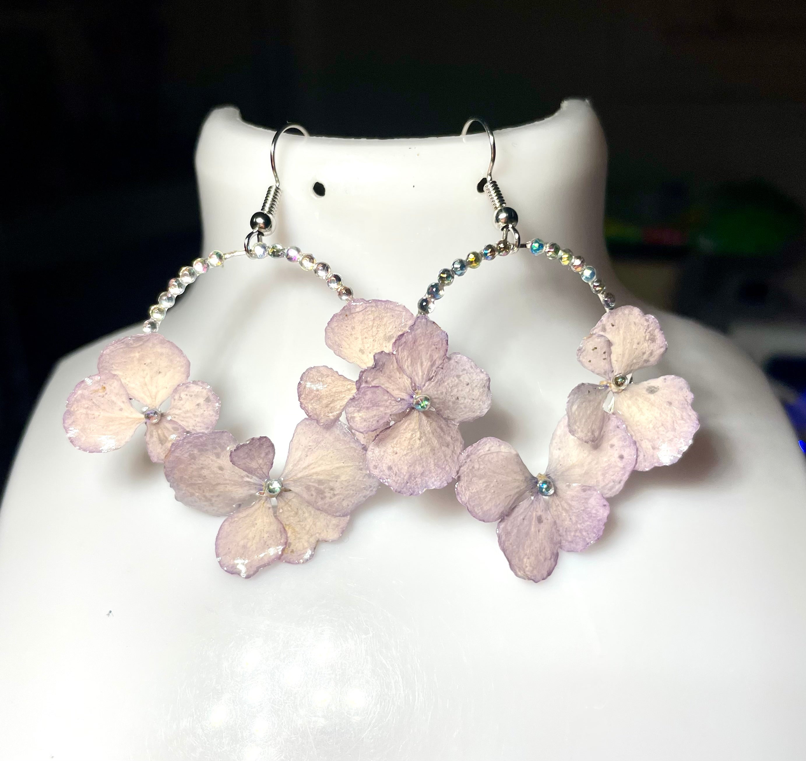 Boucles d’oreilles Hortensias mauves & strass - Aux fleurs de Chloé Boucles d’oreilles Hortensias mauves & strass Boucles d’oreilles Boucles d’oreilles