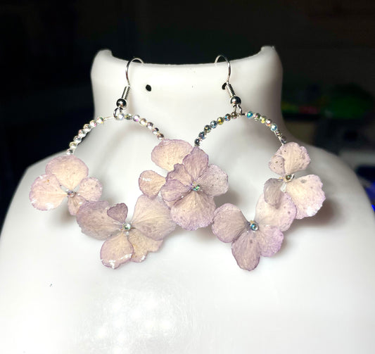 Boucles d’oreilles Hortensias mauves & strass