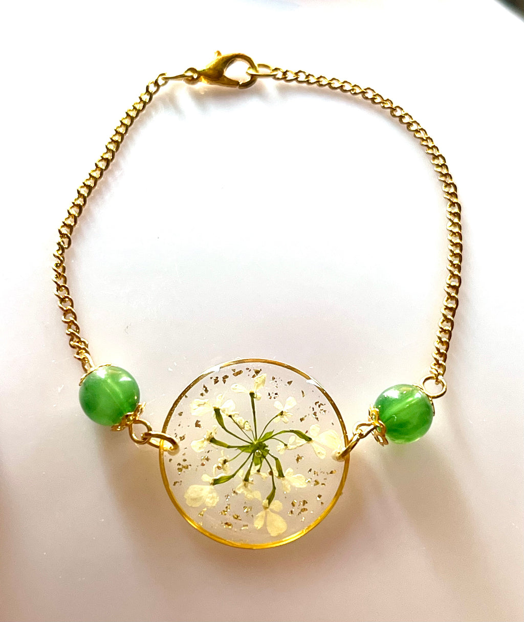 Bracelet en fleurs de carotte sauvage naturelles & perles de verre vertes