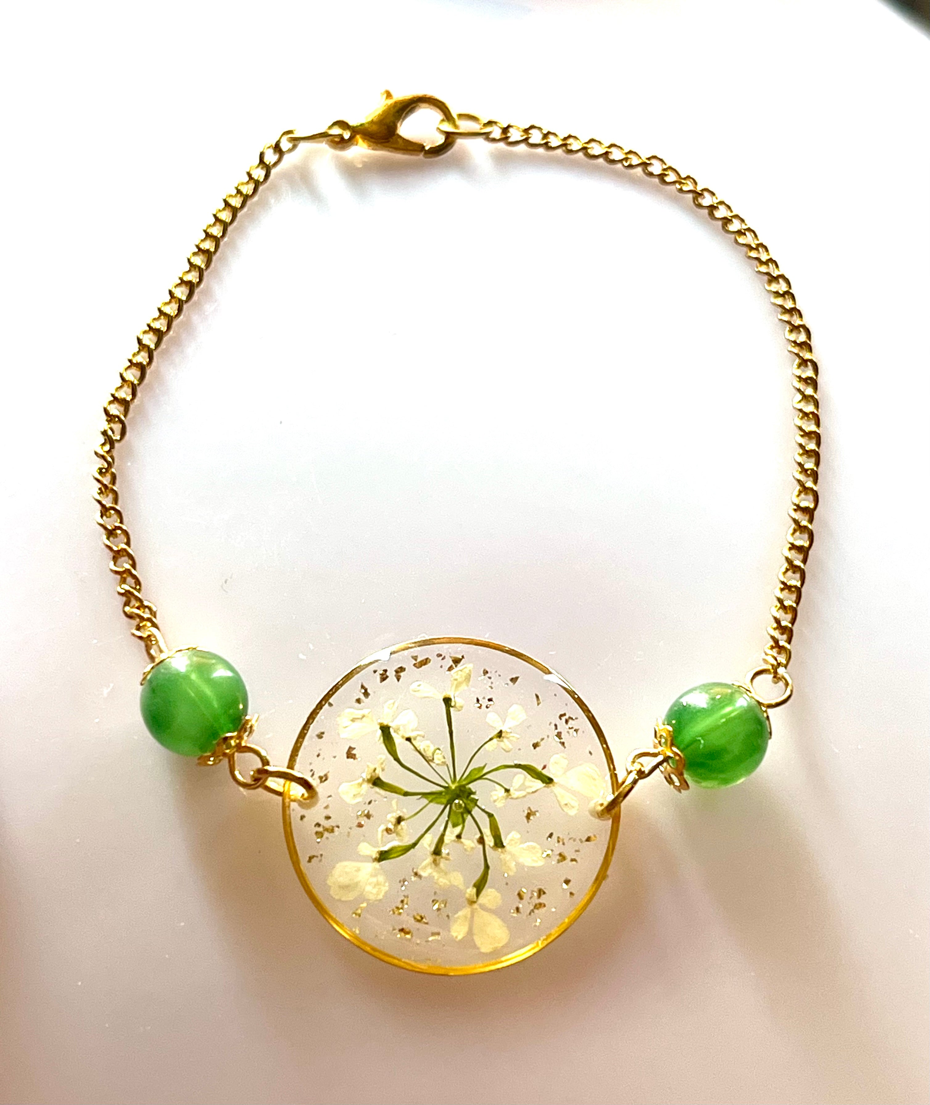Bracelet en fleurs de carotte sauvage naturelles & perles de verre vertes