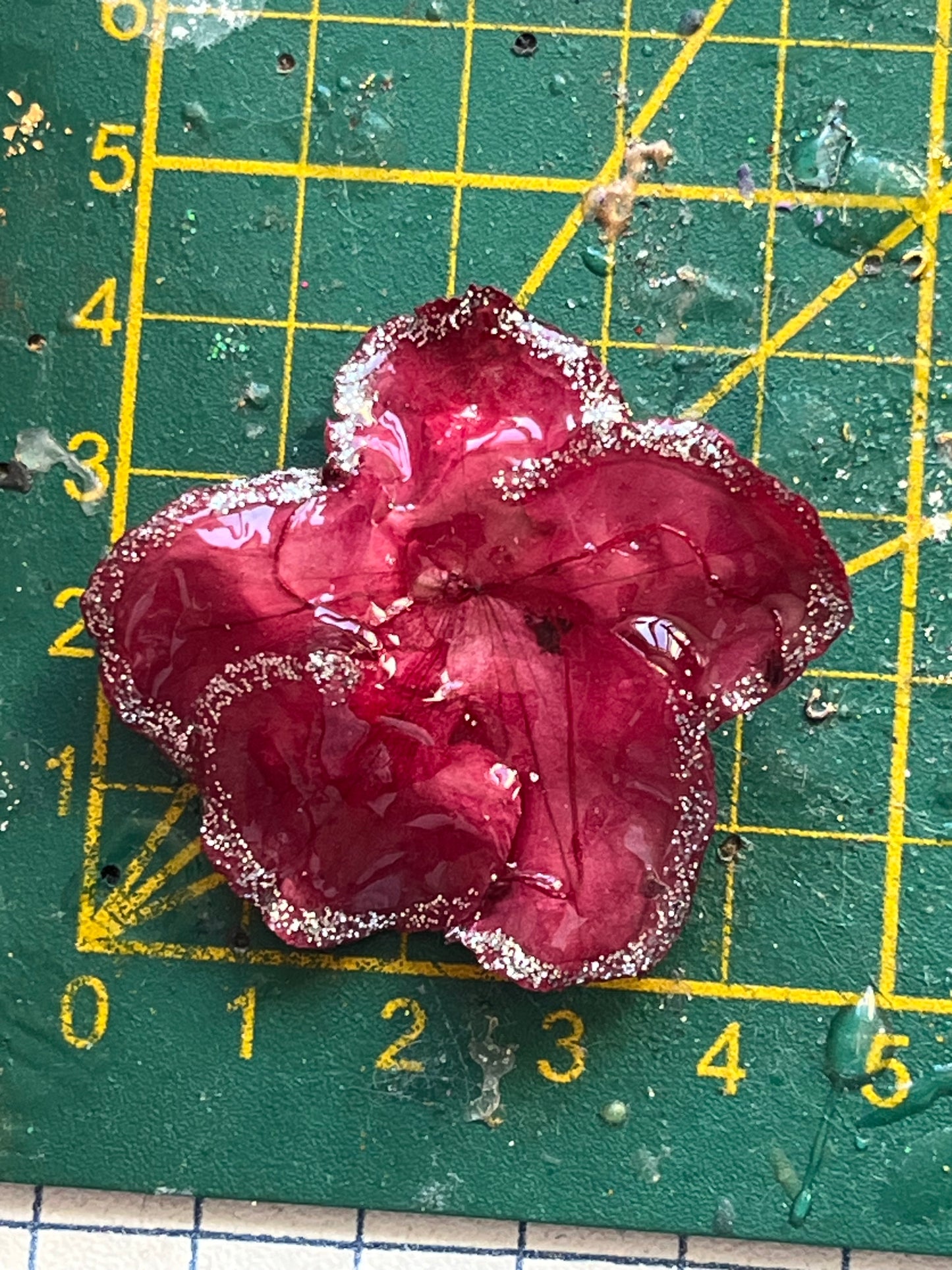 Broche « Azalée Éternelle » – Fleur naturelle préservée