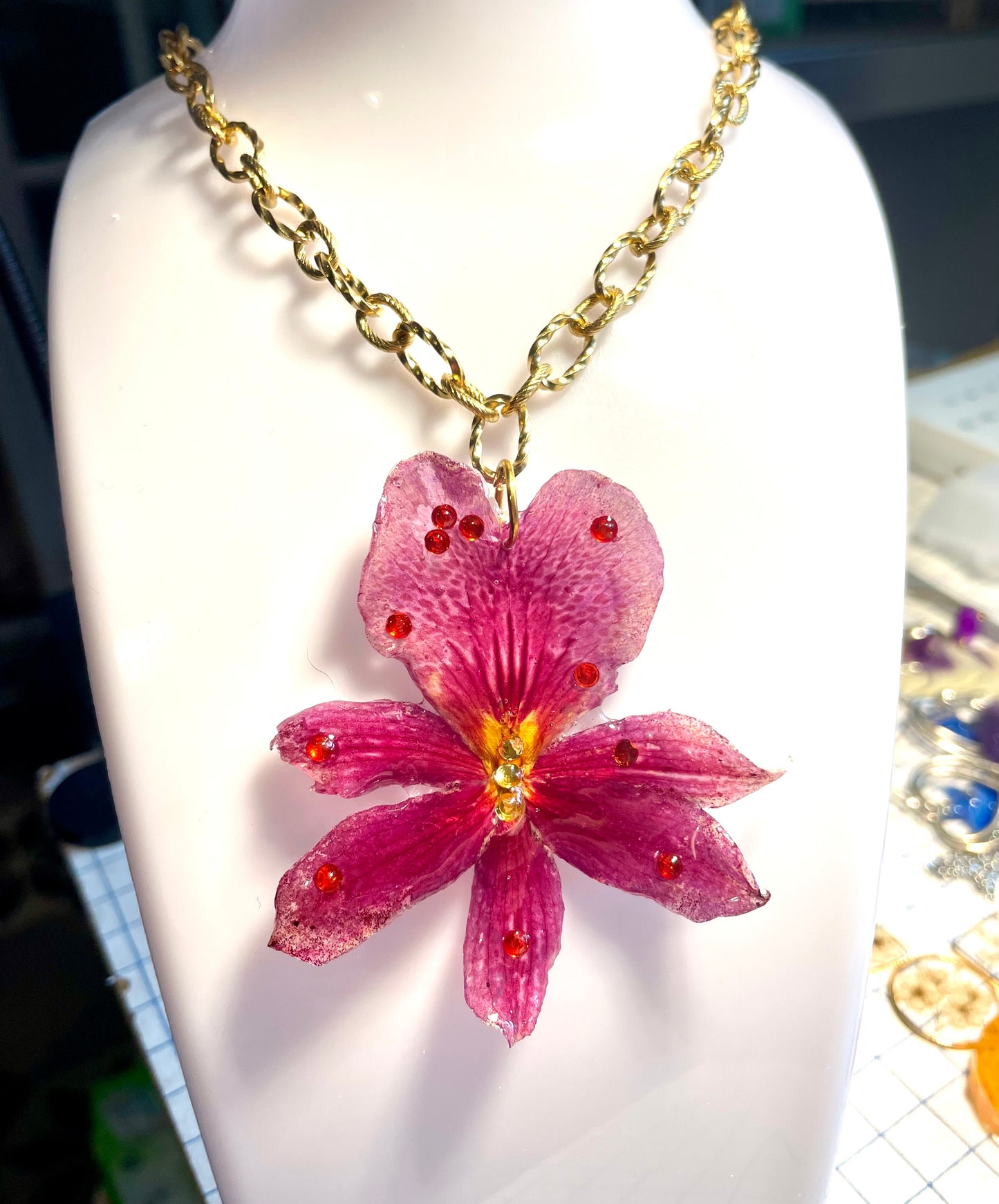 Collier Orchidée Cattleya chaînette grands maillons