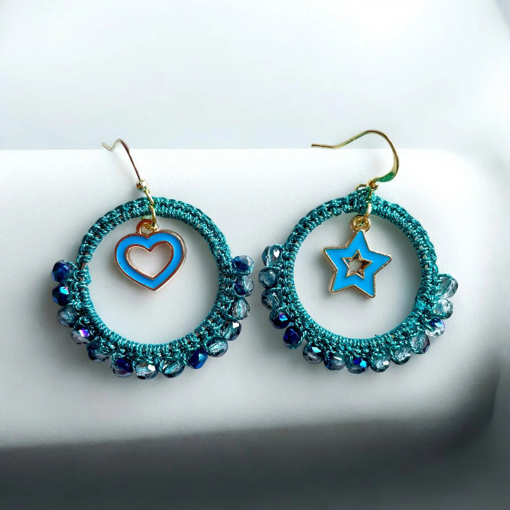 Boucles d’oreilles perles de verre bleu Montana et charm’s bleus - Aux fleurs de Chloé Boucles d’oreilles perles de verre bleu Montana et charm’s bleus Boucles d’oreilles Boucles d’oreilles