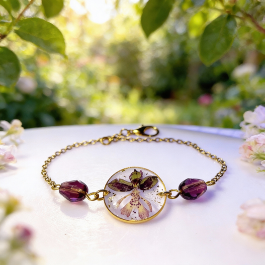 Bracelet doré  mini orchidée Pentecôte & perles bordeaux - Aux fleurs de Chloé Bracelet doré  mini orchidée Pentecôte & perles bordeaux Bracelet Bracelet