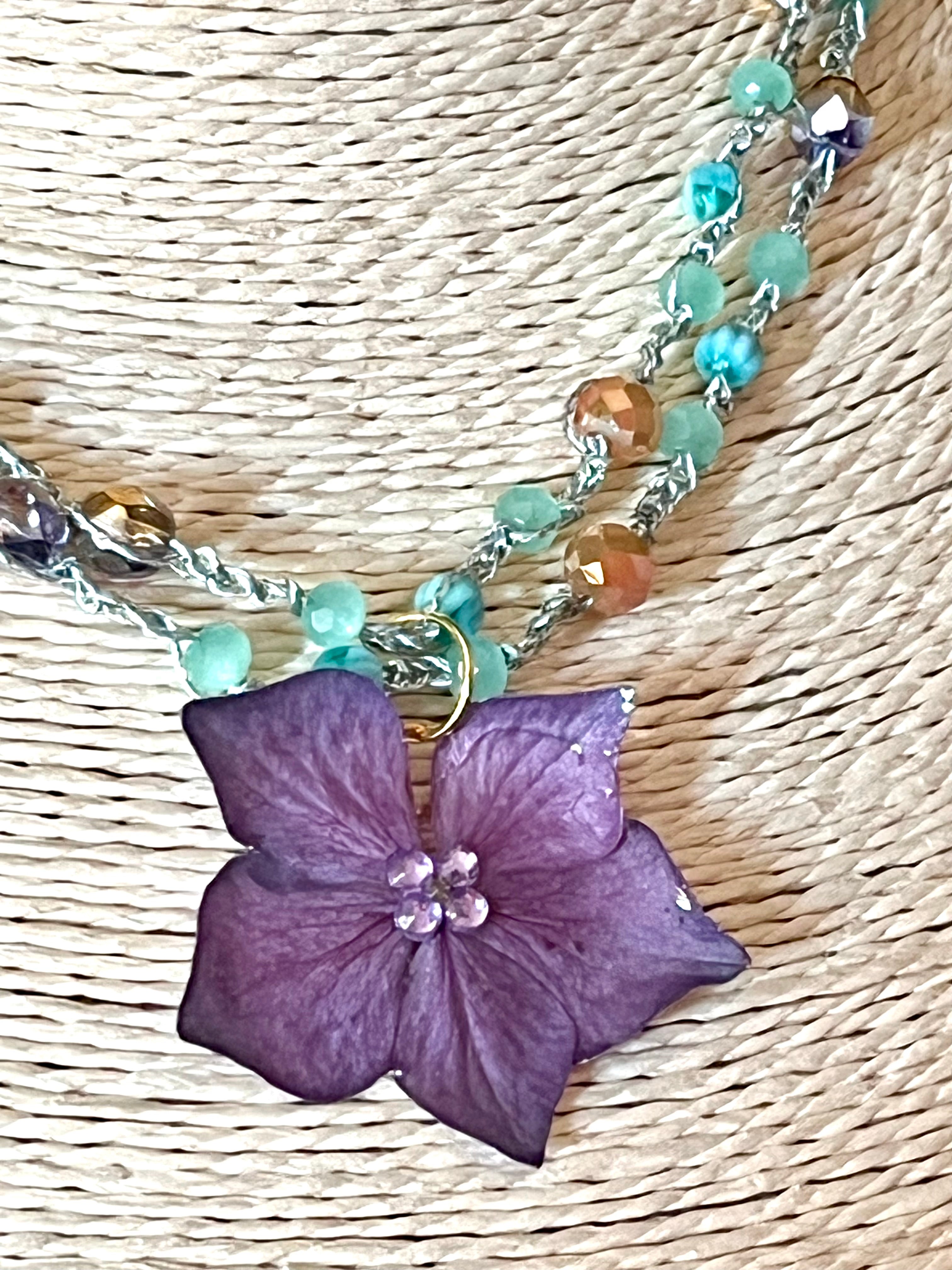 Collier hortensia violet réalisé au crochet – Fleur naturelle