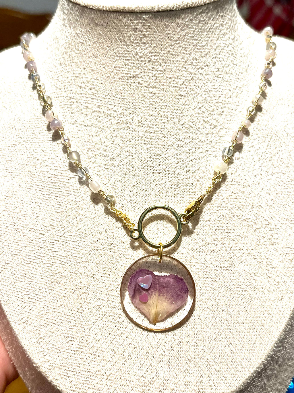 Collier au crochet & Pétale de Rose naturelle