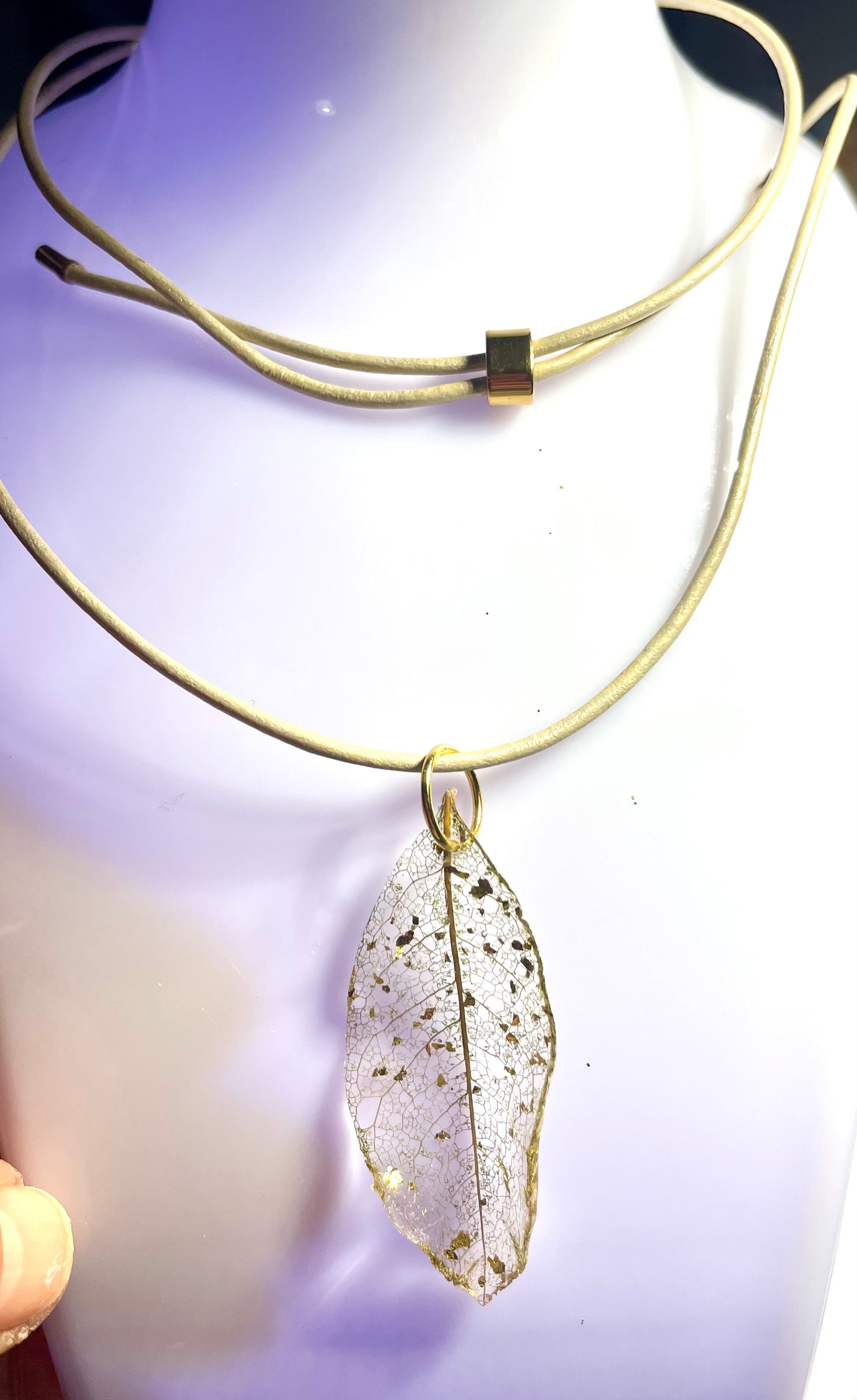 Collier dentelle végétale Magnolia  cordon cuir