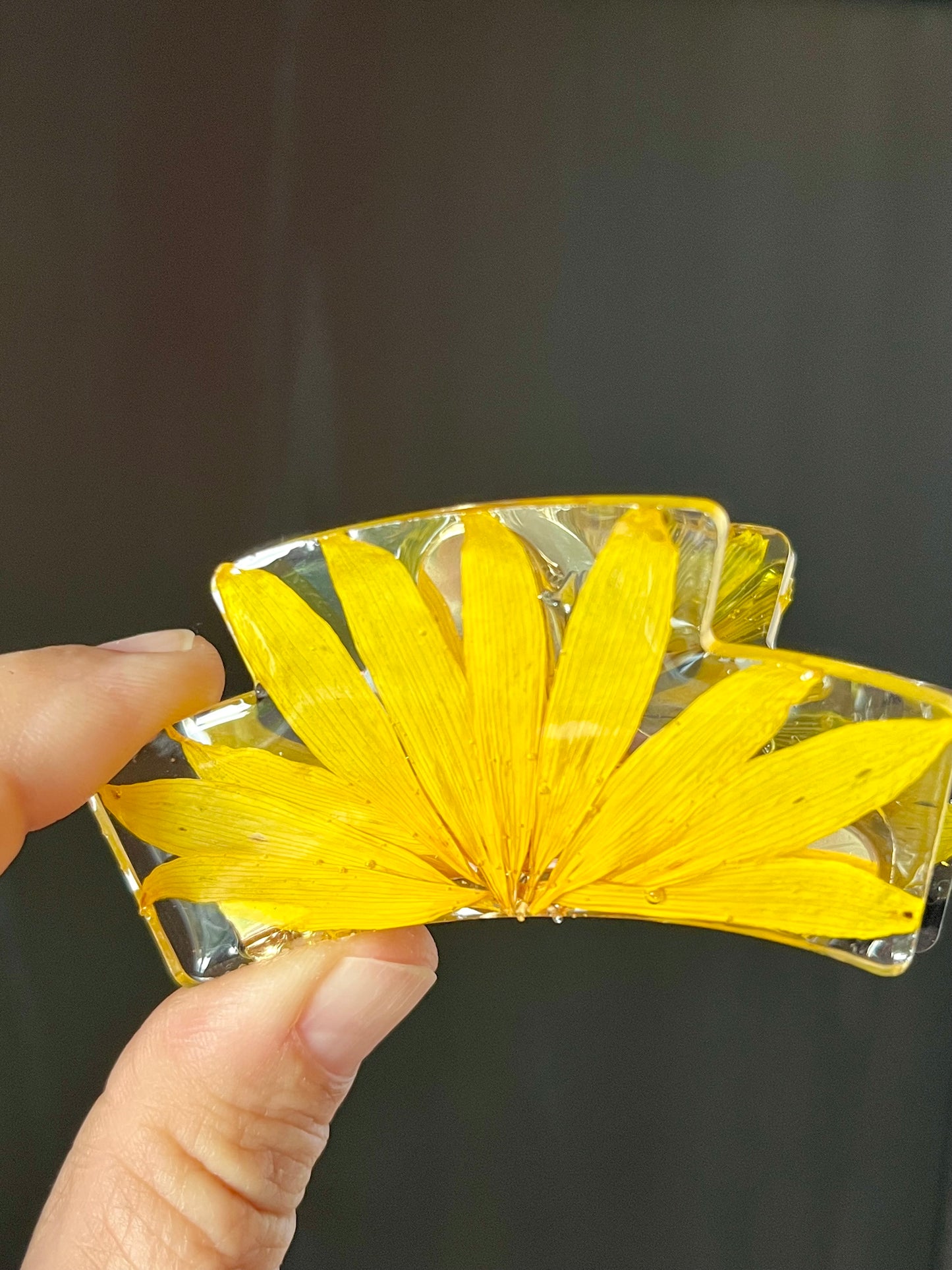 Pince à cheveux fleurs naturelles jaunes en résine artisanale