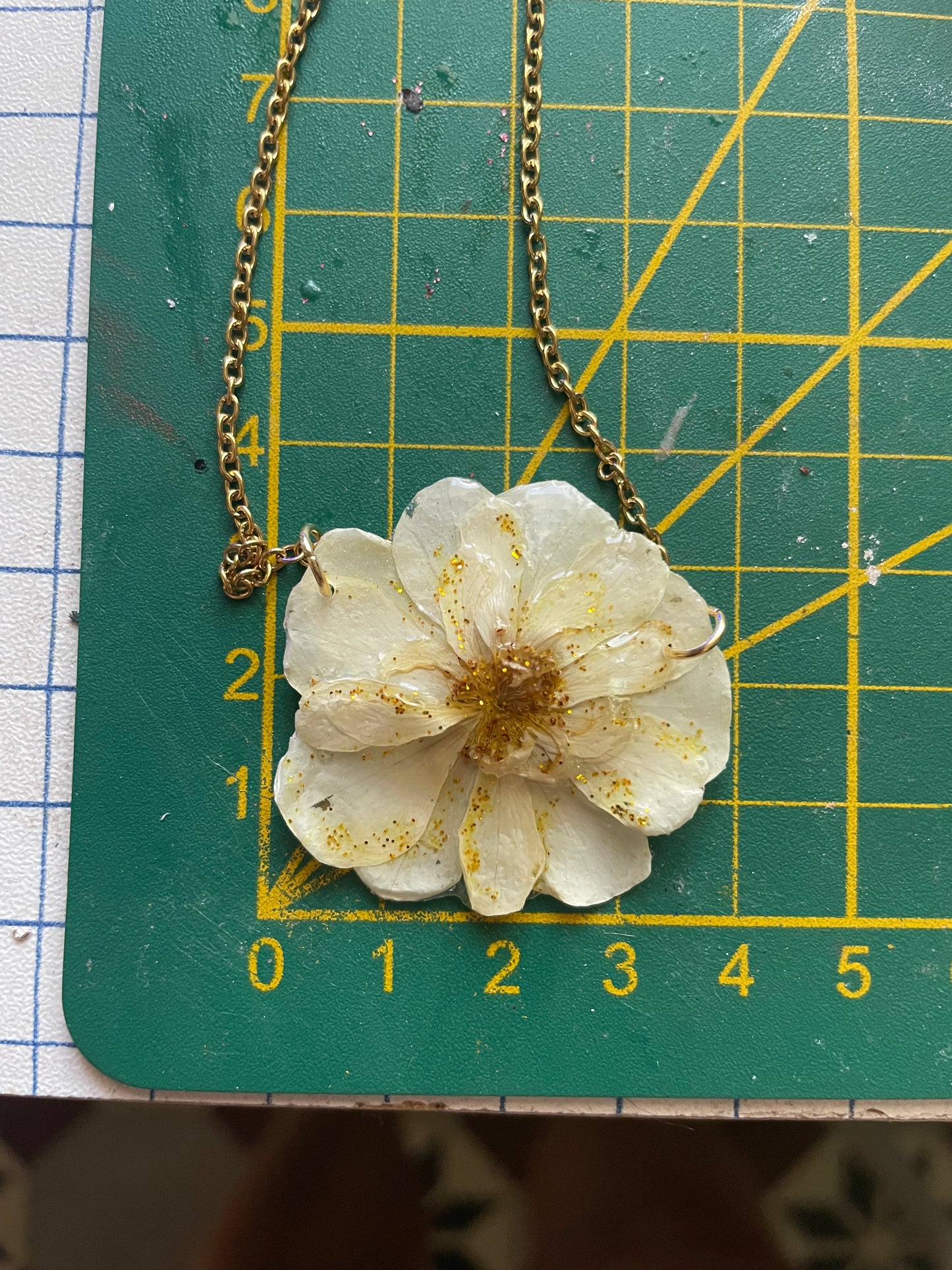 Collier choker Rose pailletée or