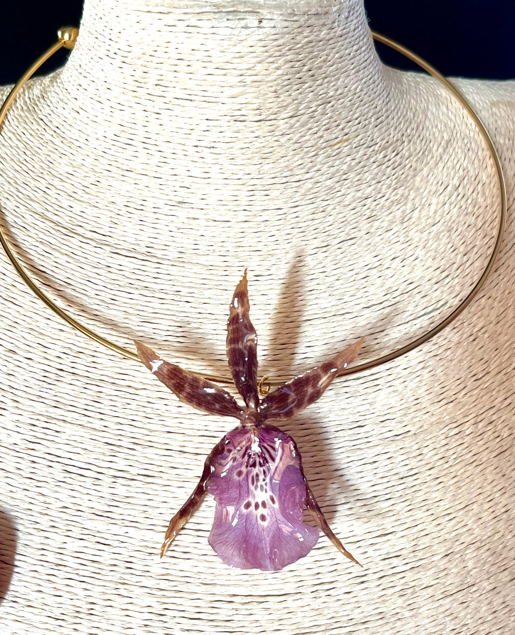 Collier Orchidée Araignée Éternelle – Fleur naturelle résinée