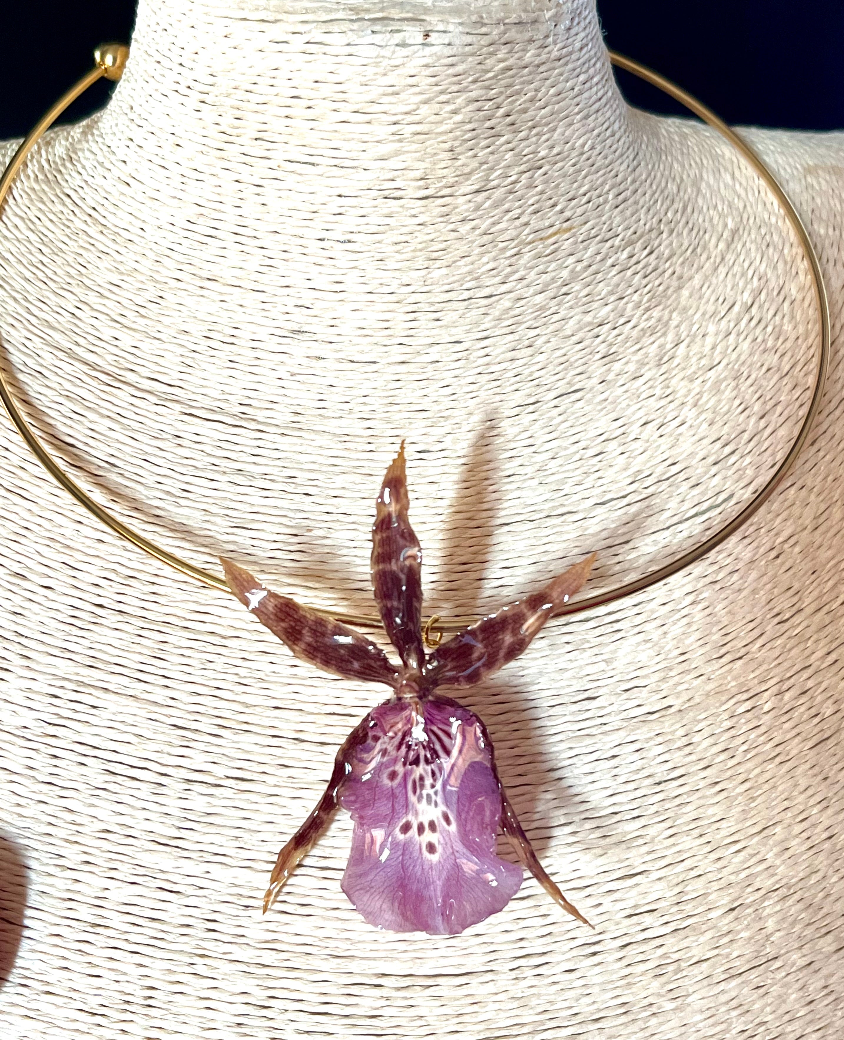Collier Orchidée Araignée Éternelle – Fleur naturelle résinée