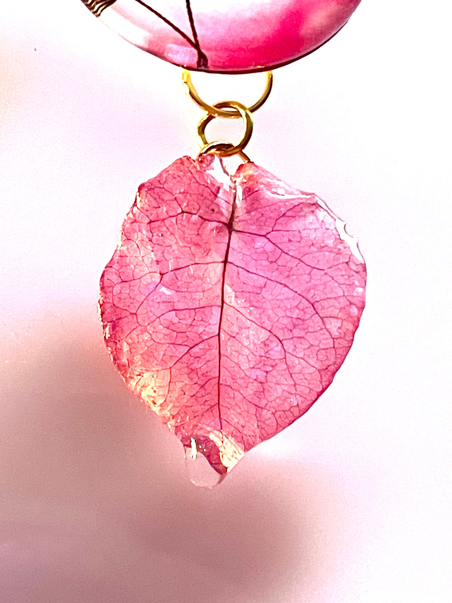 Collier feuille Bougainvillier & cabochon - Aux fleurs de Chloé Collier feuille Bougainvillier & cabochon Collier Collier