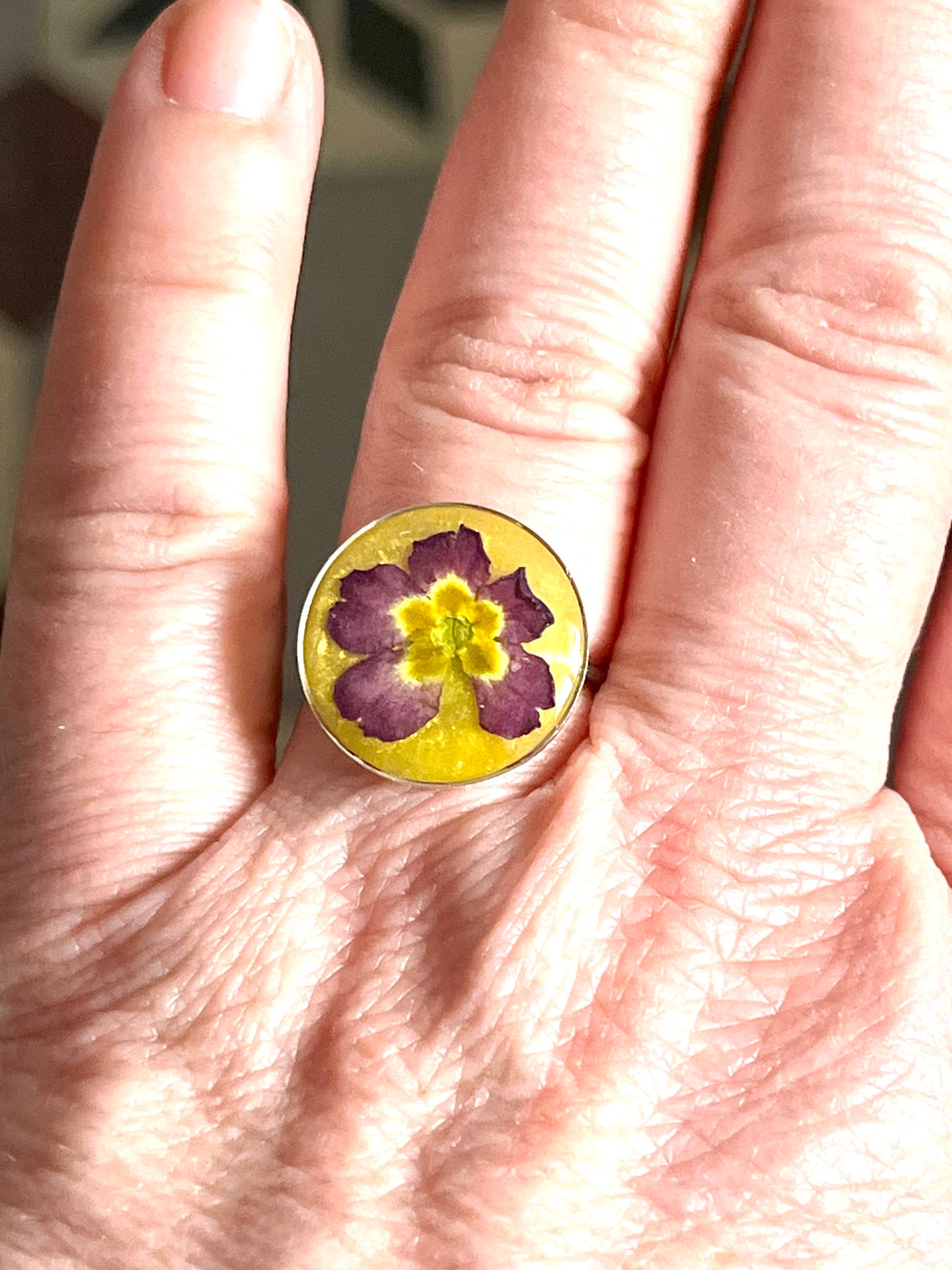 Bague fleur de primevère violette fond jaune