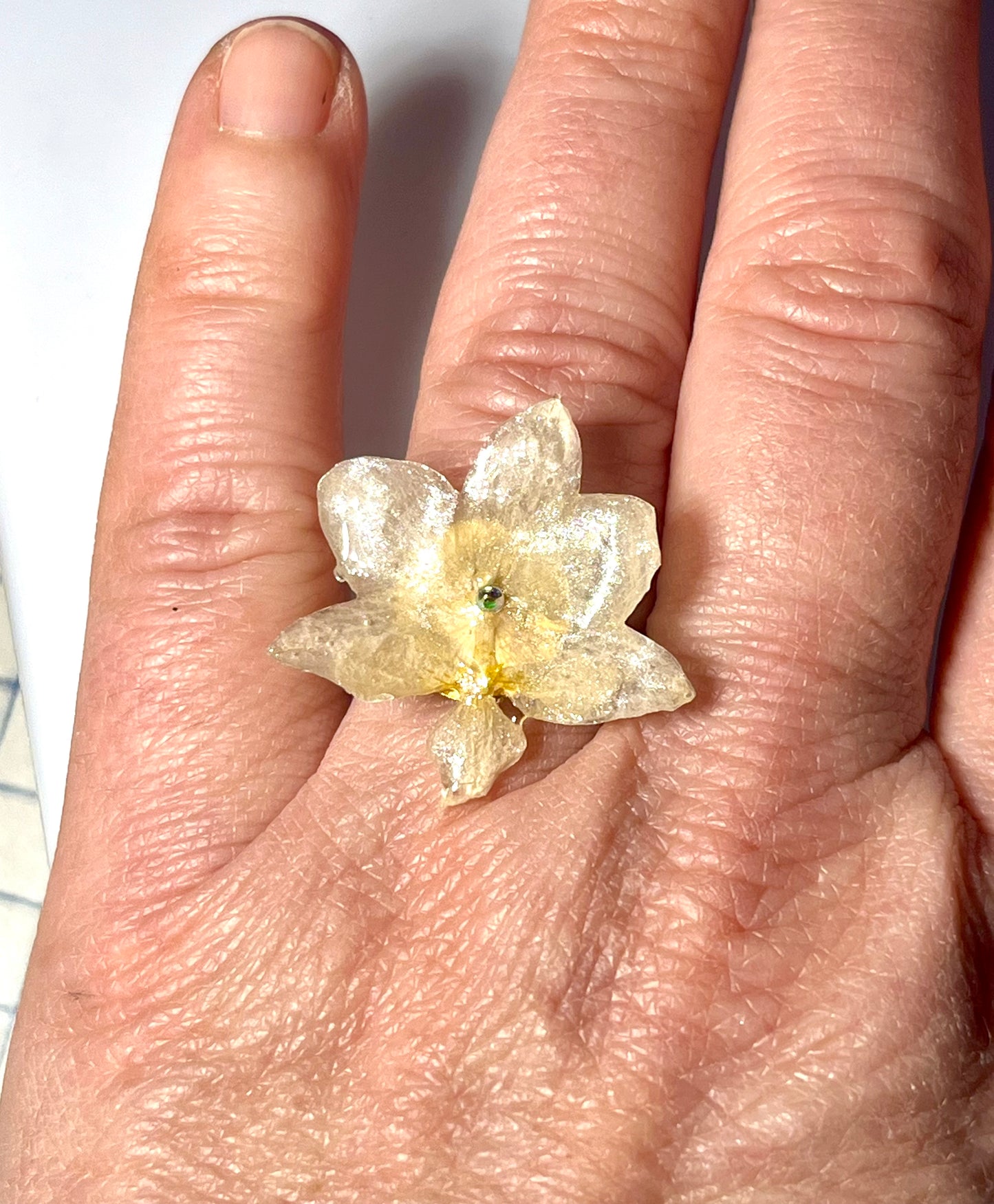 Bague mini orchidée blanche effet irisé