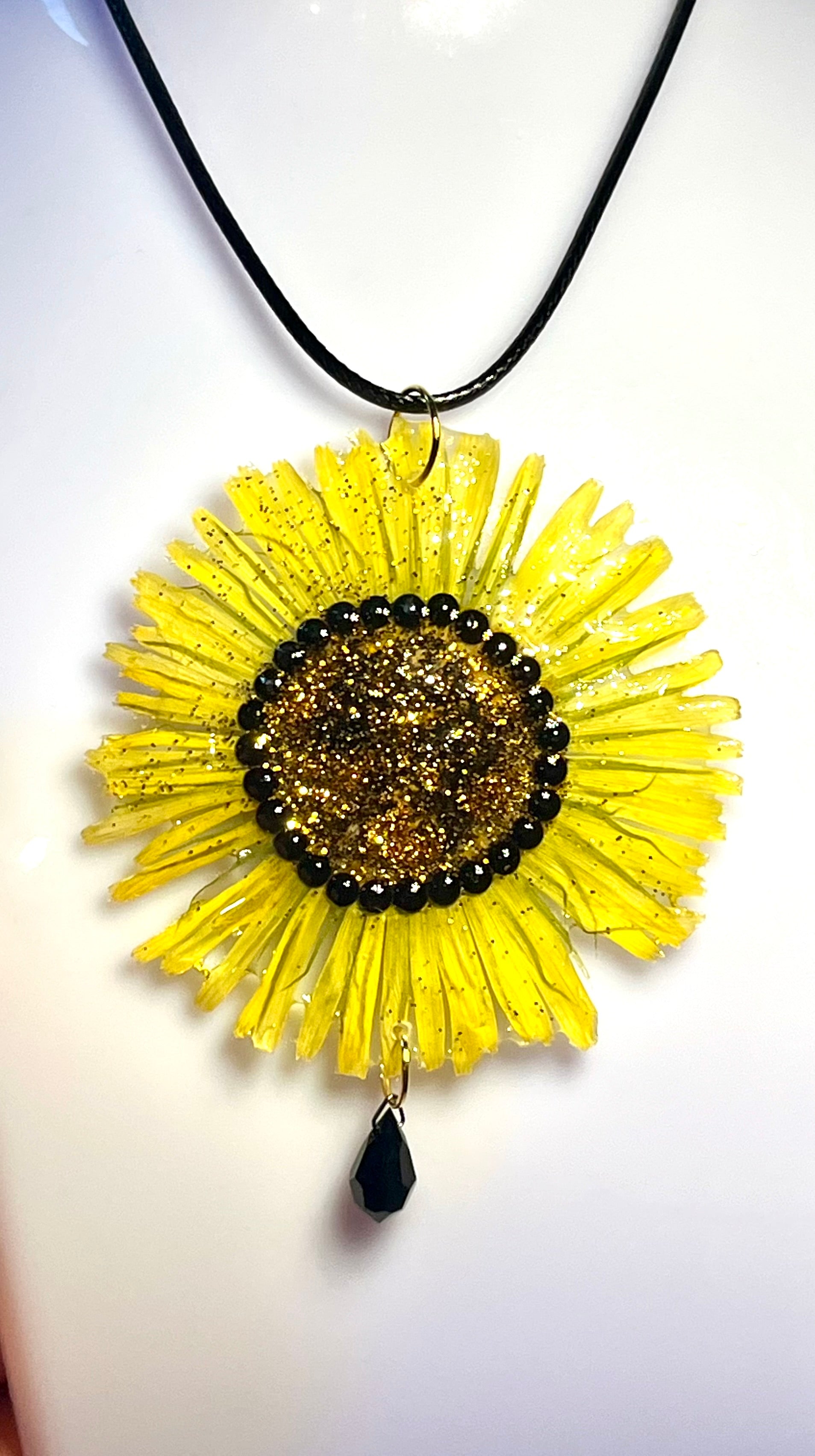 Collier Grande Marguerite en fleur naturelle résinée