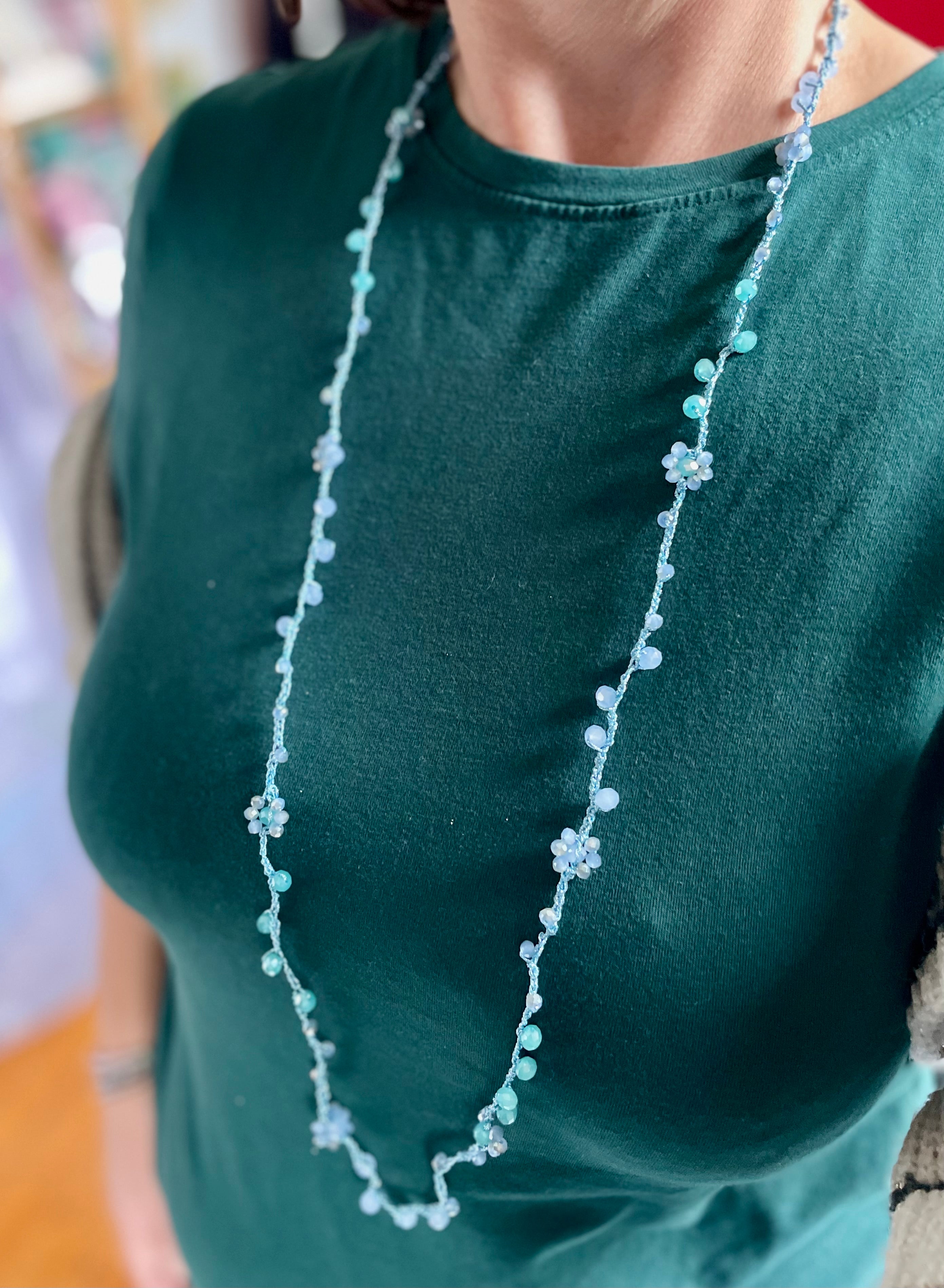 Collier sautoir fleurs en perles de verre bleues - Aux fleurs de Chloé Collier sautoir fleurs en perles de verre bleues Collier Collier