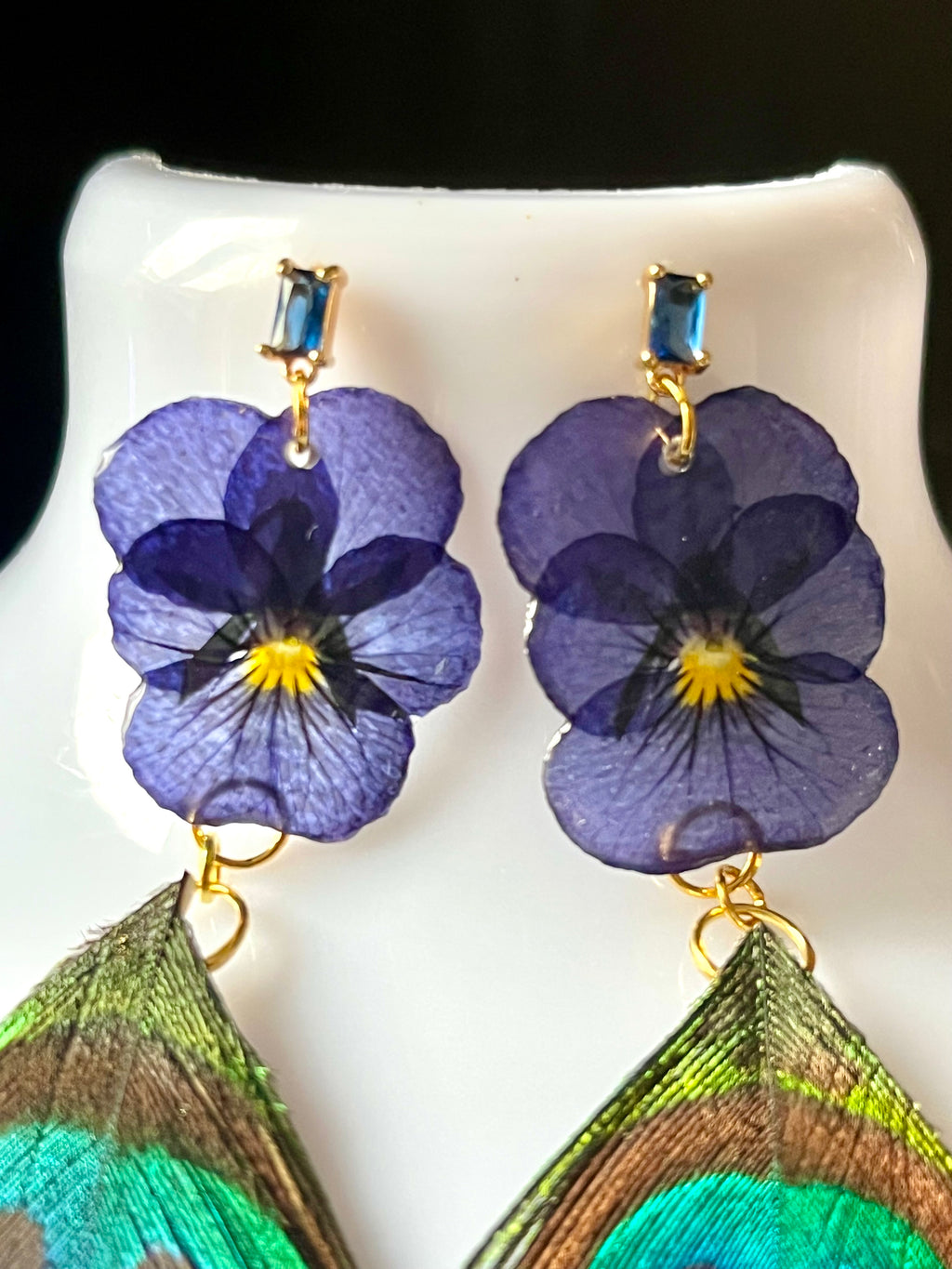 Boucles d’oreilles « Pensée & Plume de paon »