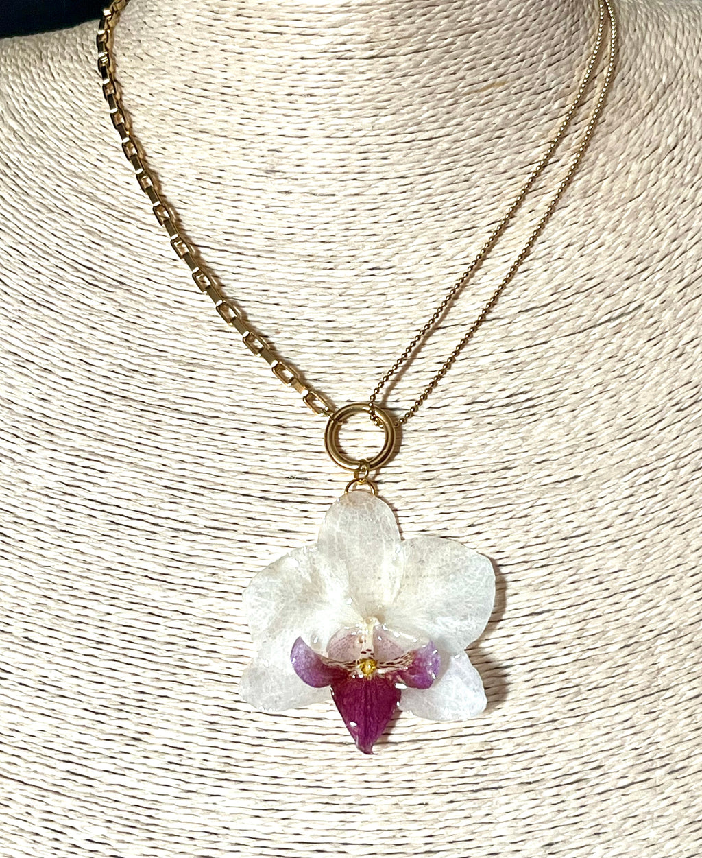 Collier Orchidée Blanche Éternelle – Fleur naturelle résinée