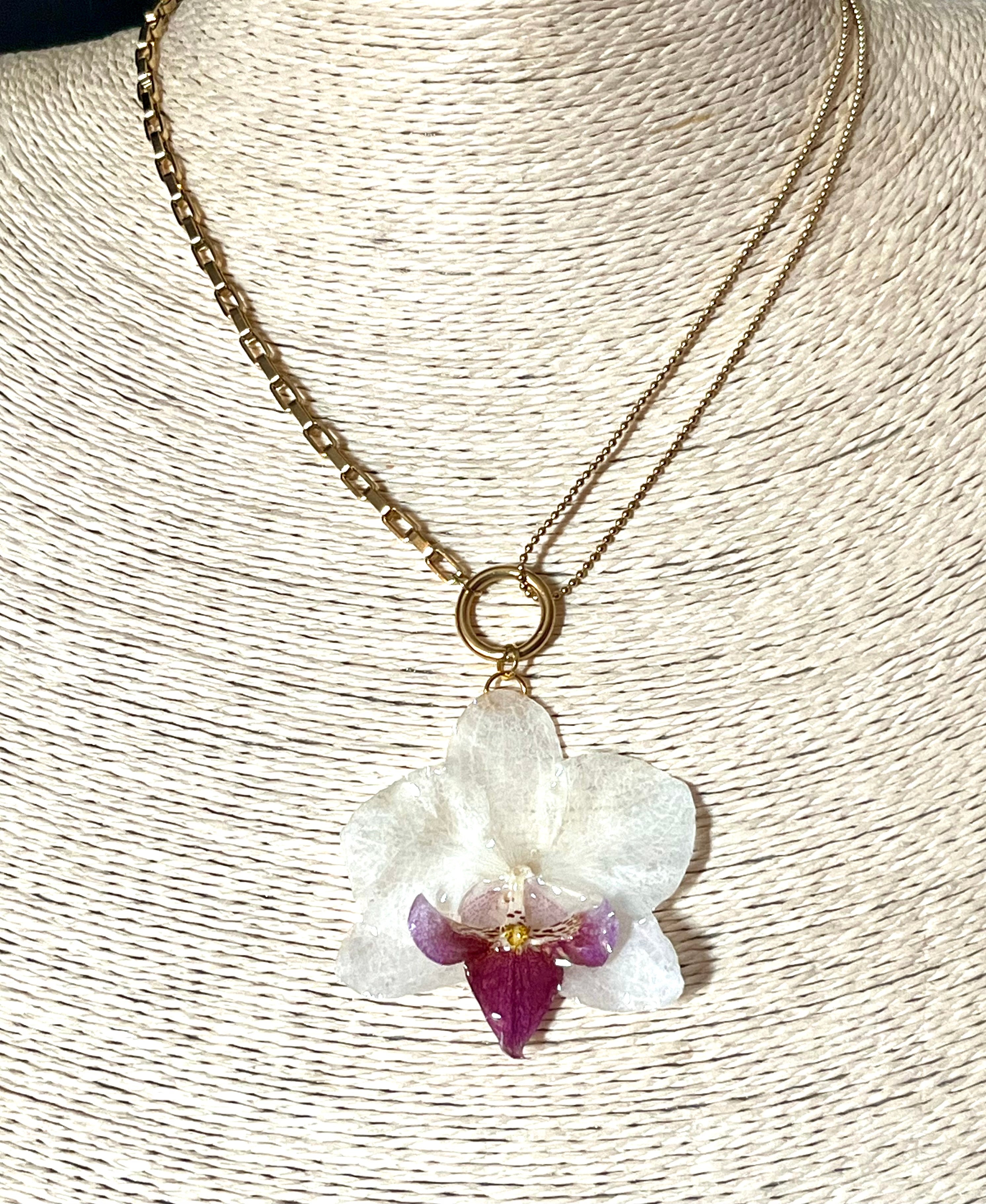 Collier Orchidée Blanche Éternelle – Fleur naturelle résinée