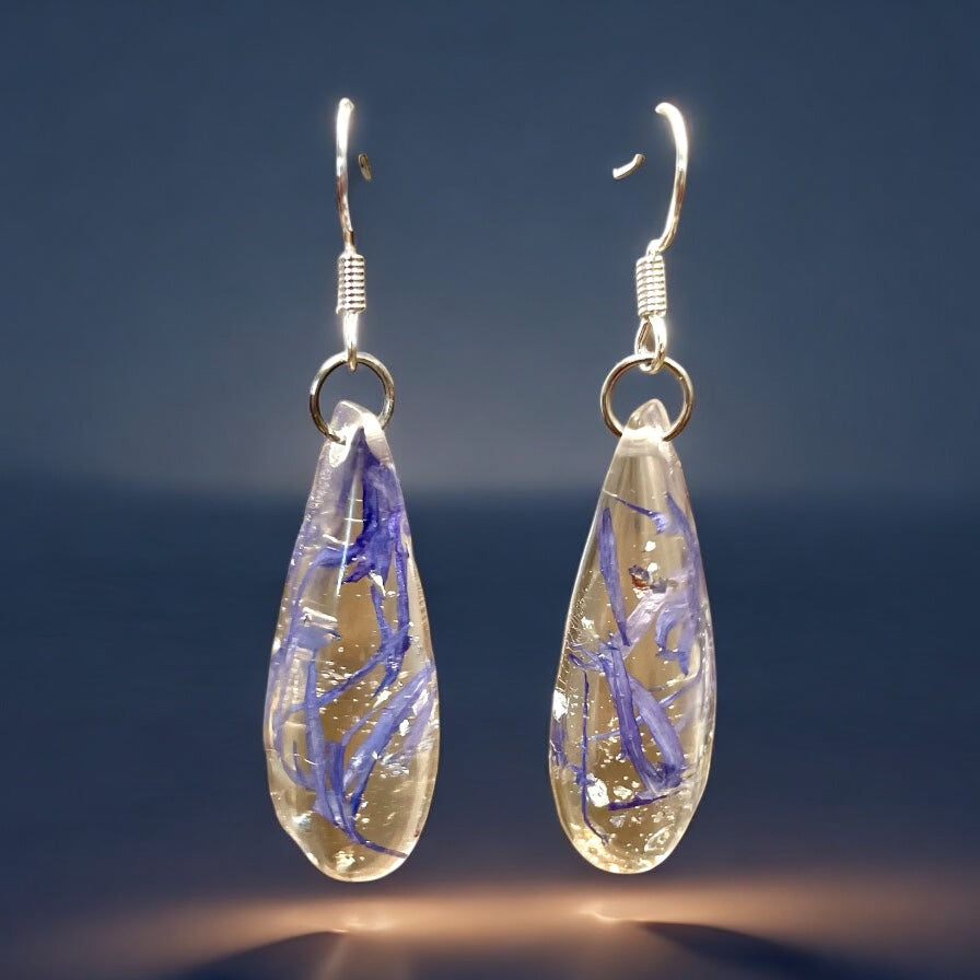 Boucles d’oreilles pétales de Bleuet - Aux fleurs de Chloé Boucles d’oreilles pétales de Bleuet Boucles d’oreilles Boucles d’oreilles