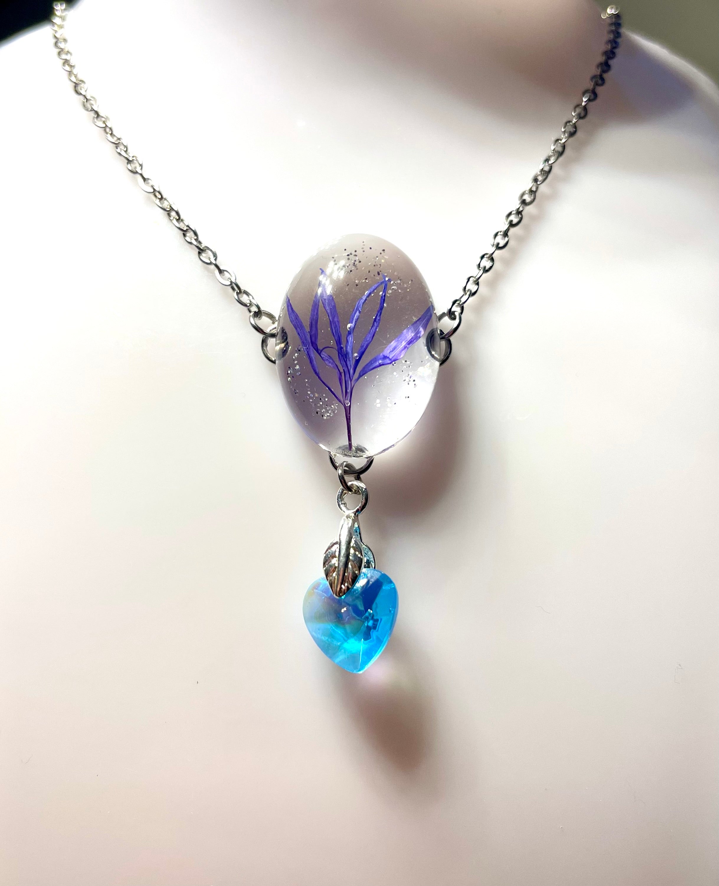 Collier choker pétale de Bleuet& cœur de cristal bleu - Aux fleurs de Chloé Collier choker pétale de Bleuet& cœur de cristal bleu Collier Collier