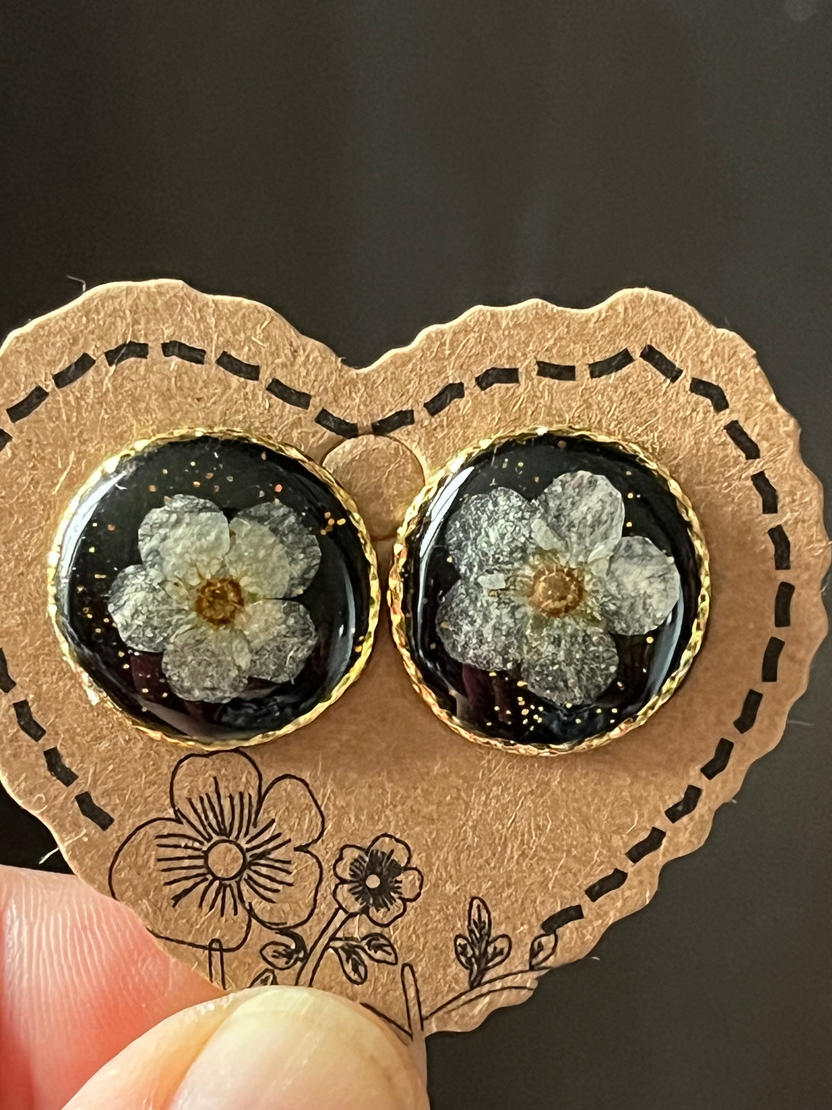 Boucles d’oreilles puces Spirée – Fleurs naturelles et cadre doré