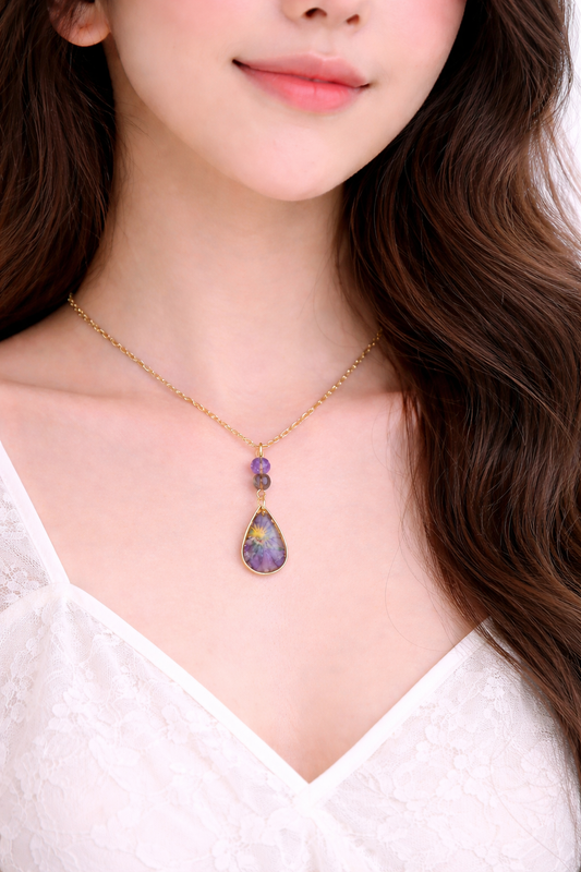 Collier goutte en résine – Fleur de pensée naturelle
