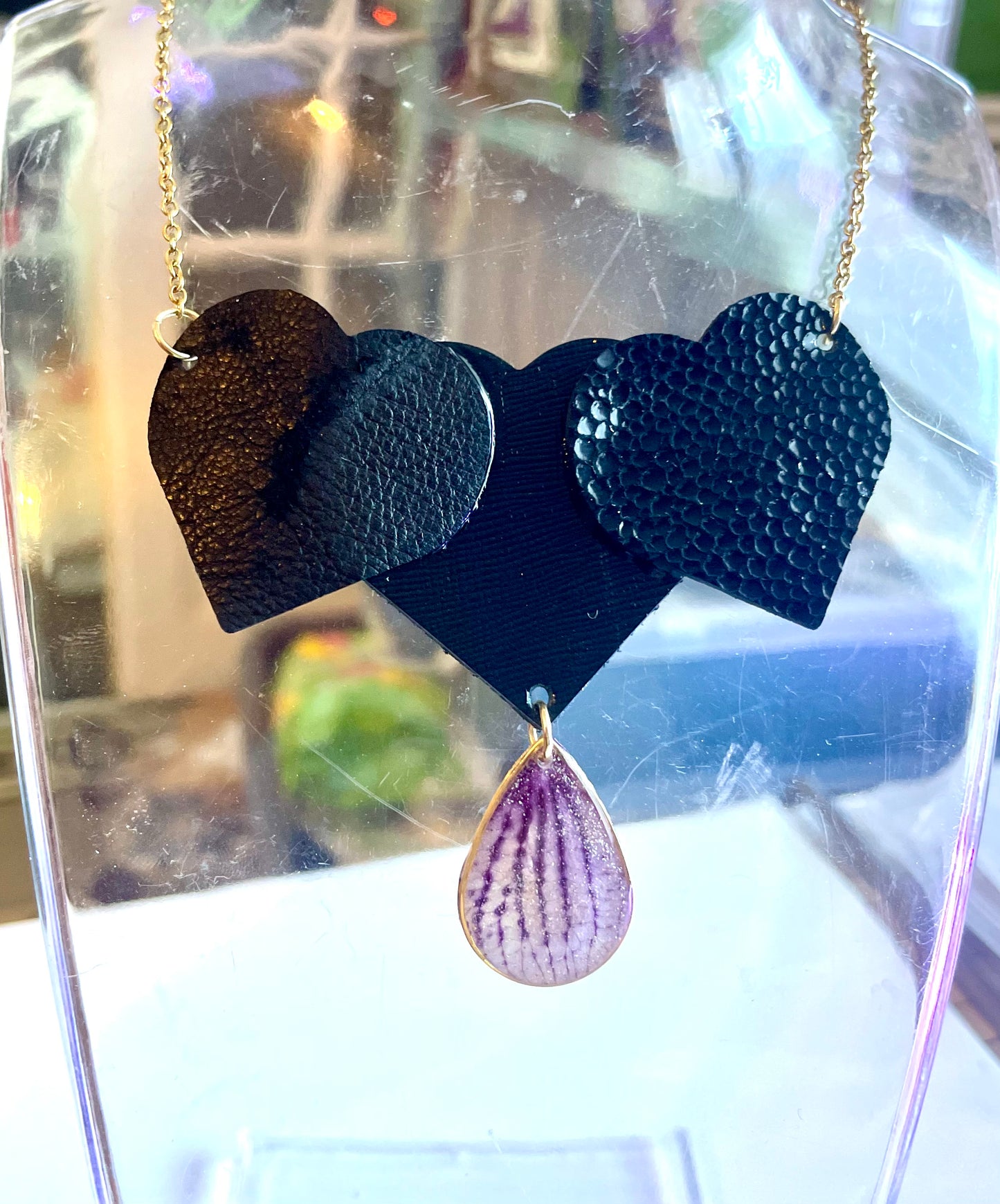 Collier Cœurs de cuir & larme d’orchidée