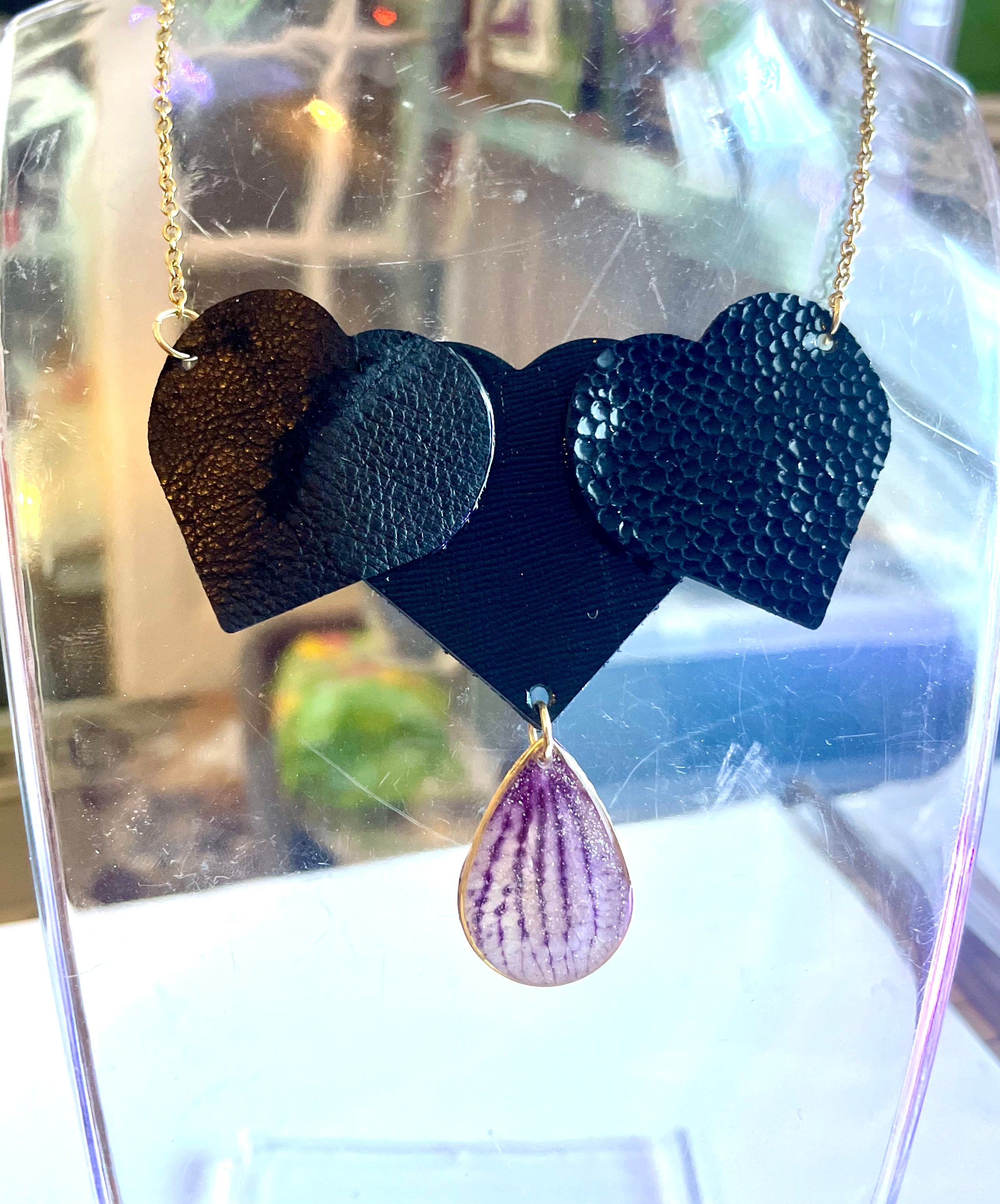 Collier Cœurs de cuir & larme d’orchidée - Aux fleurs de Chloé Collier Cœurs de cuir & larme d’orchidée Collier Collier