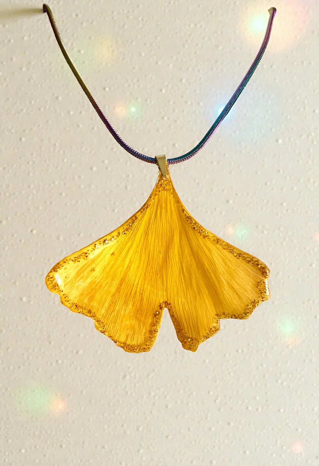Collier feuille de Ginkgo liseret pailleté