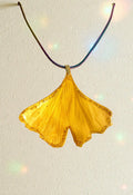 Collier feuille de Ginkgo liseret pailleté