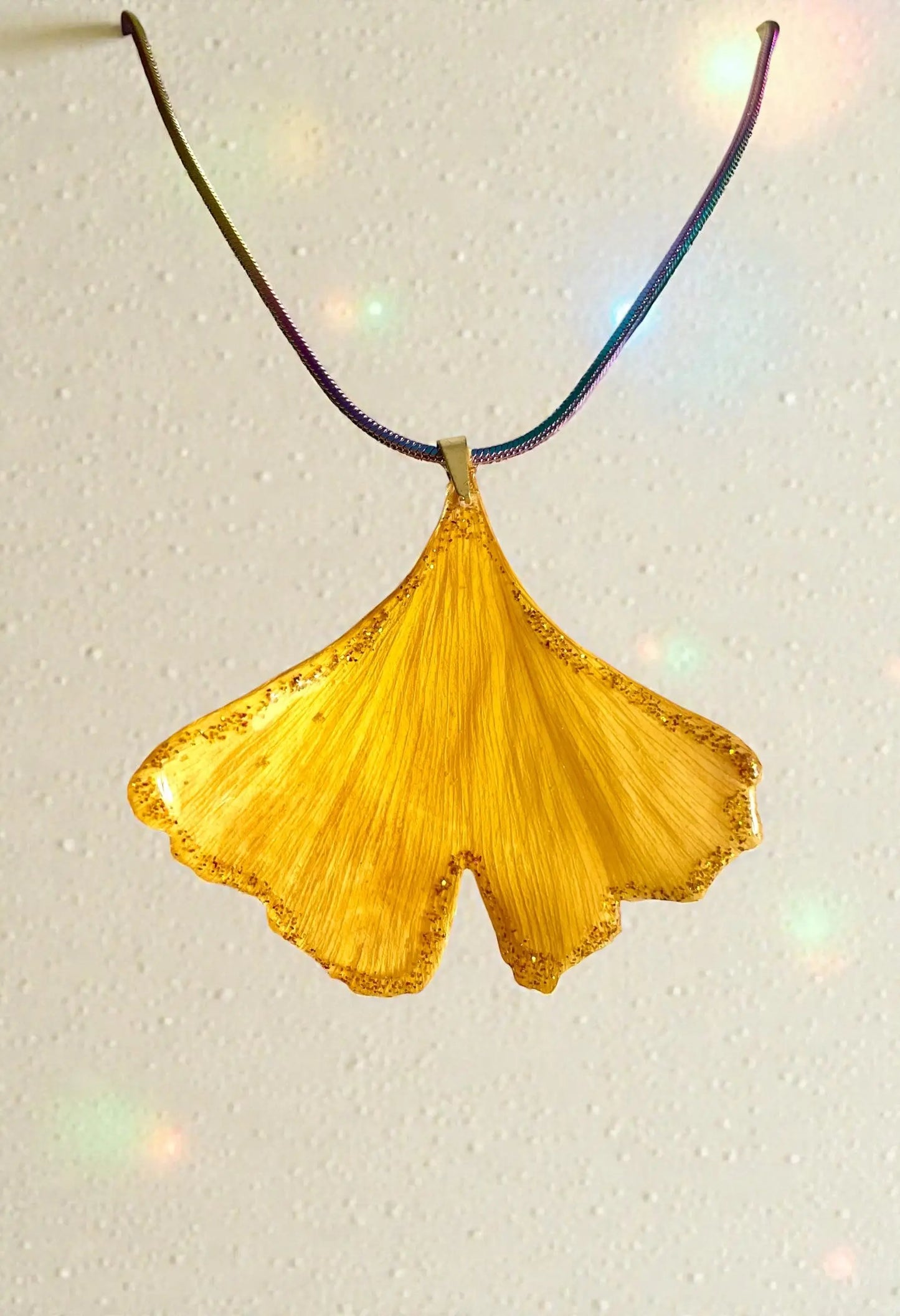 Collier feuille de Ginkgo liseret pailleté