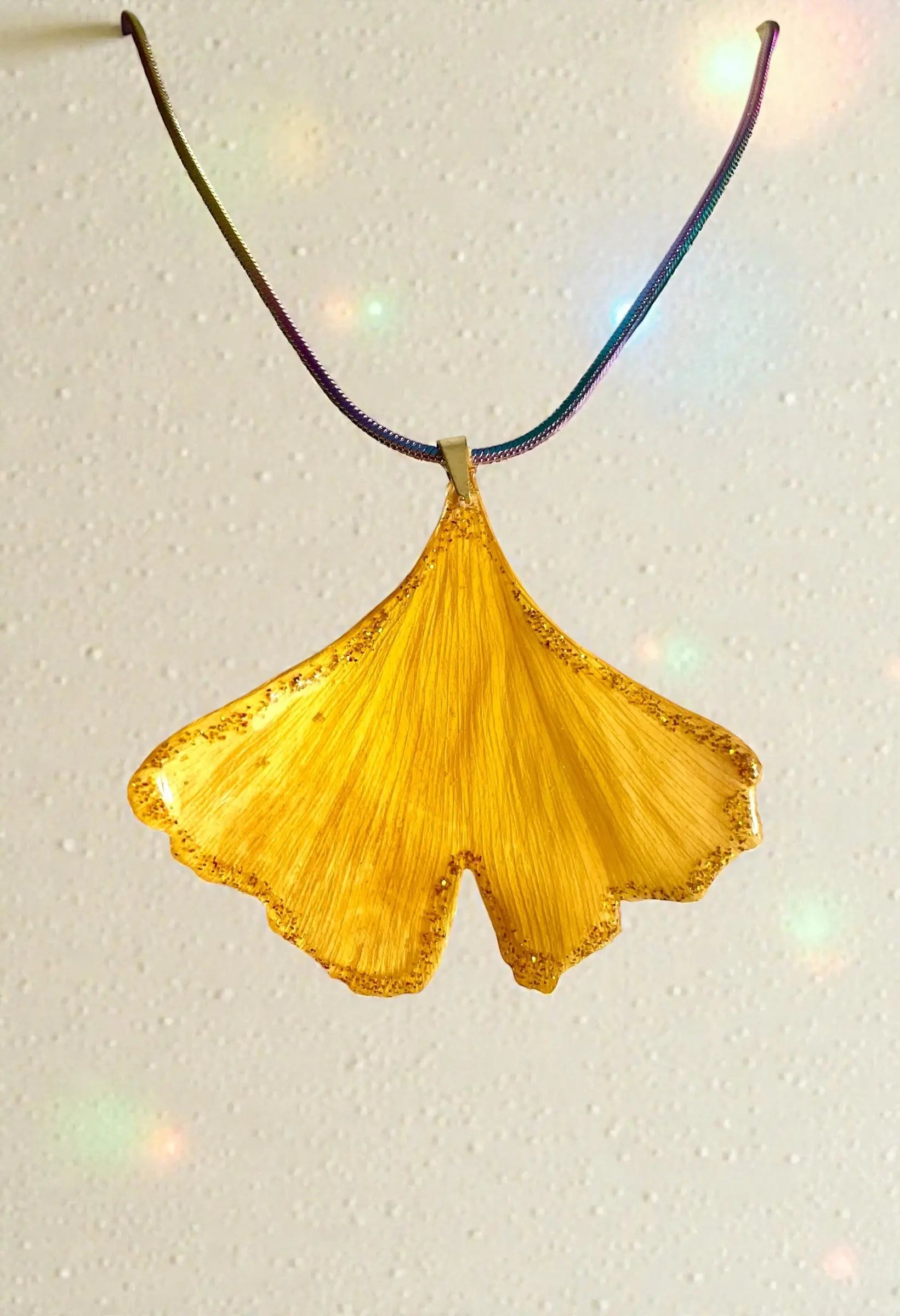 Collier feuille de Ginkgo liseret pailleté