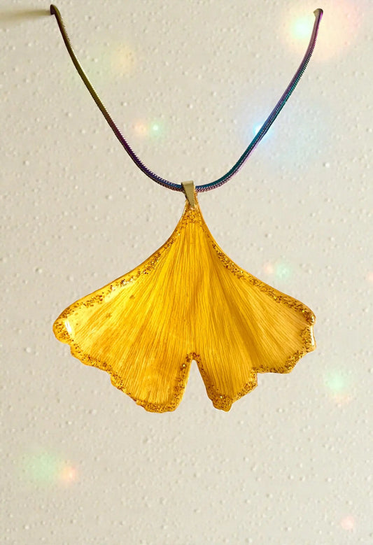 Collier feuille de Ginkgo liseret pailleté
