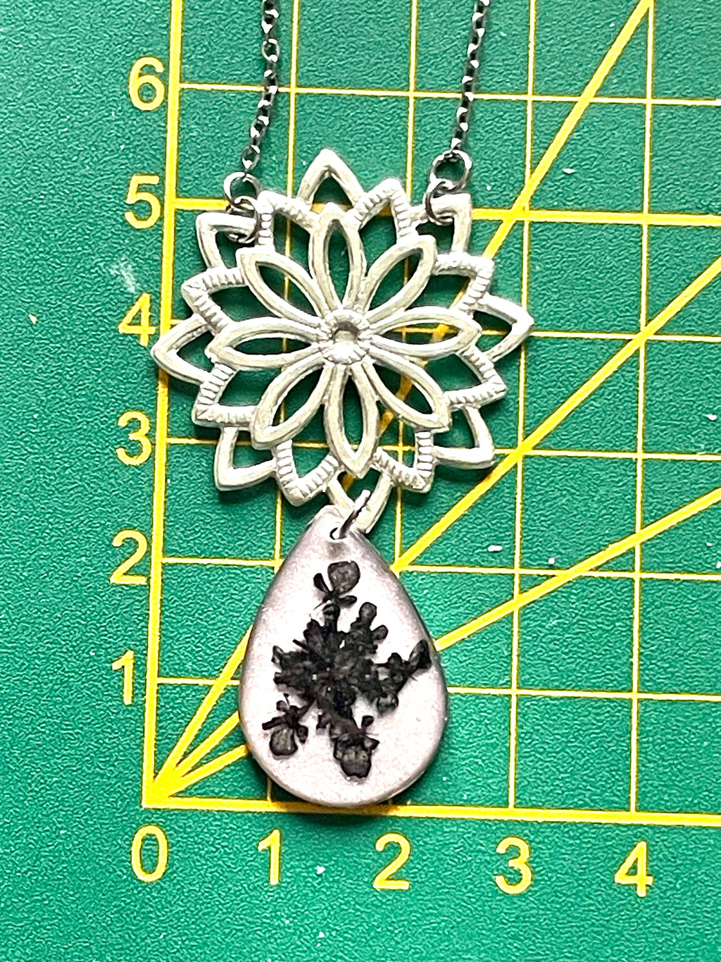 Collier fleur de carotte sauvage noire & fleur de métal - Aux fleurs de Chloé Collier fleur de carotte sauvage noire & fleur de métal Collier Collier