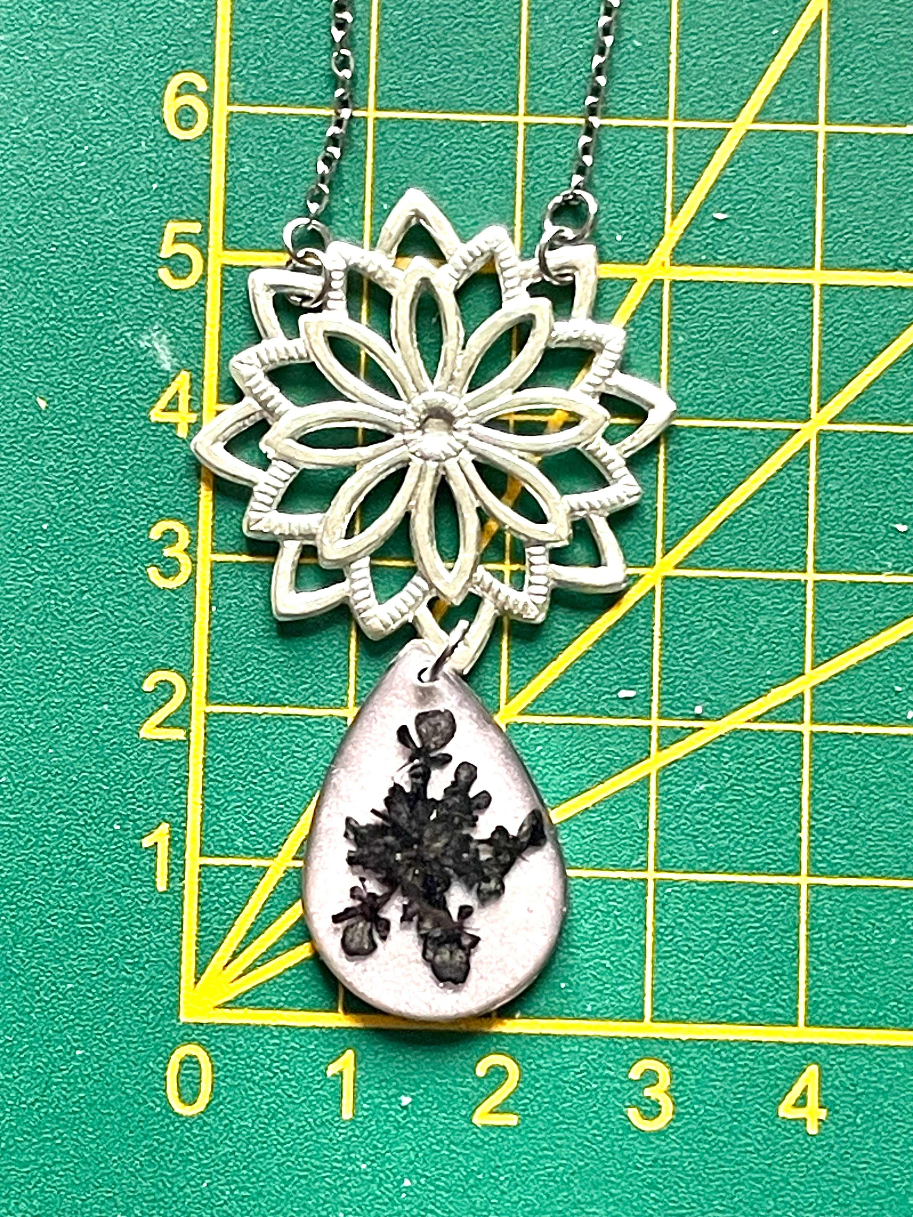 Collier fleur de carotte sauvage noire & fleur de métal - Aux fleurs de Chloé Collier fleur de carotte sauvage noire & fleur de métal Collier Collier