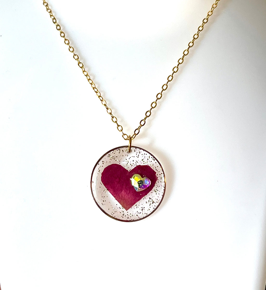 Collier Cœur en pétale de Camélia naturel – Résine & Cristal scintillant