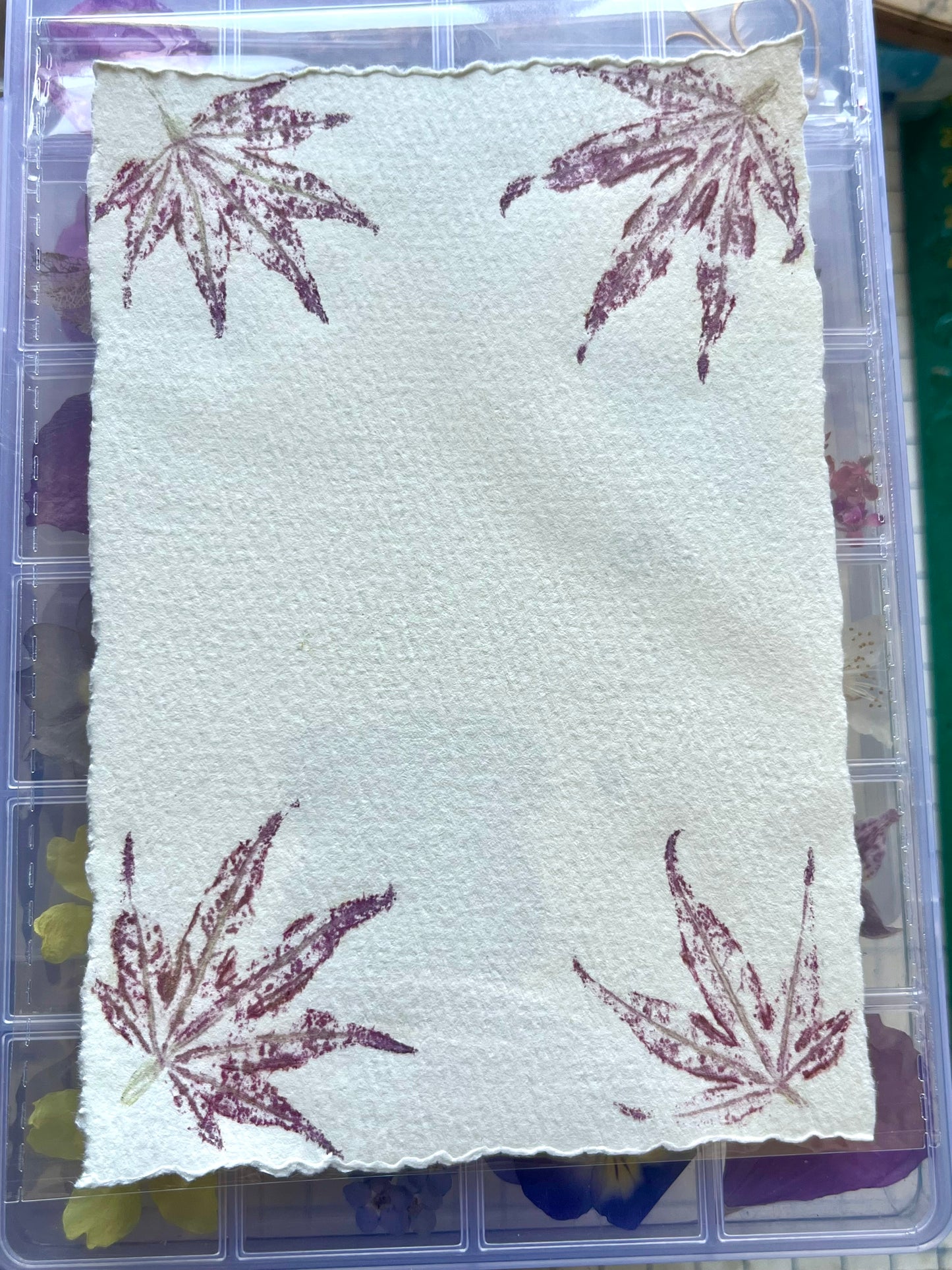 Carte artisanale – Empreintes de feuilles naturelles d’érable