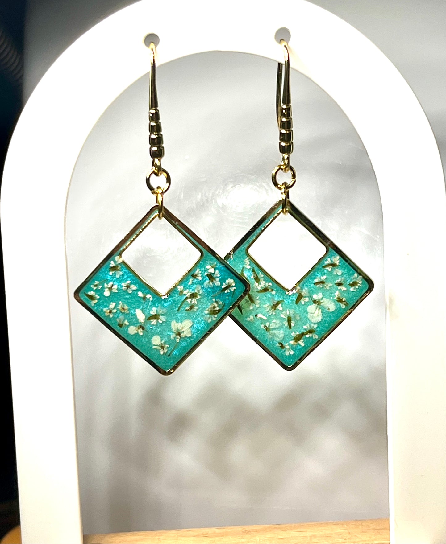 Boucles d’oreilles fleurs carotte sauvage losanges bleu nacré