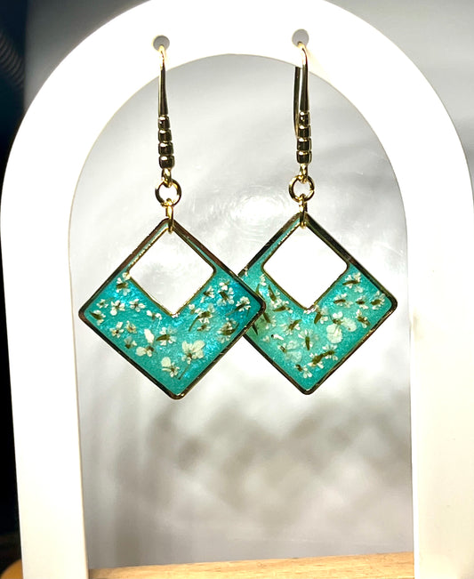 Boucles d’oreilles fleurs carotte sauvage losanges bleu nacré