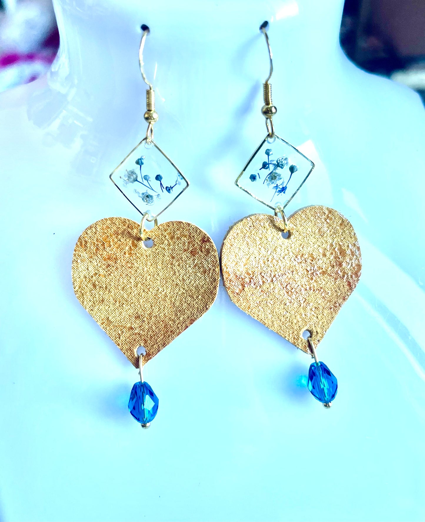 Boucles d’oreilles Fleurs bleues & cuir & perles de verre