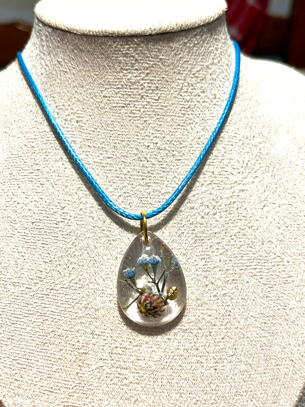 Collier « Éclat Marin » – Coquillage naturel, fleurs séchées & résine