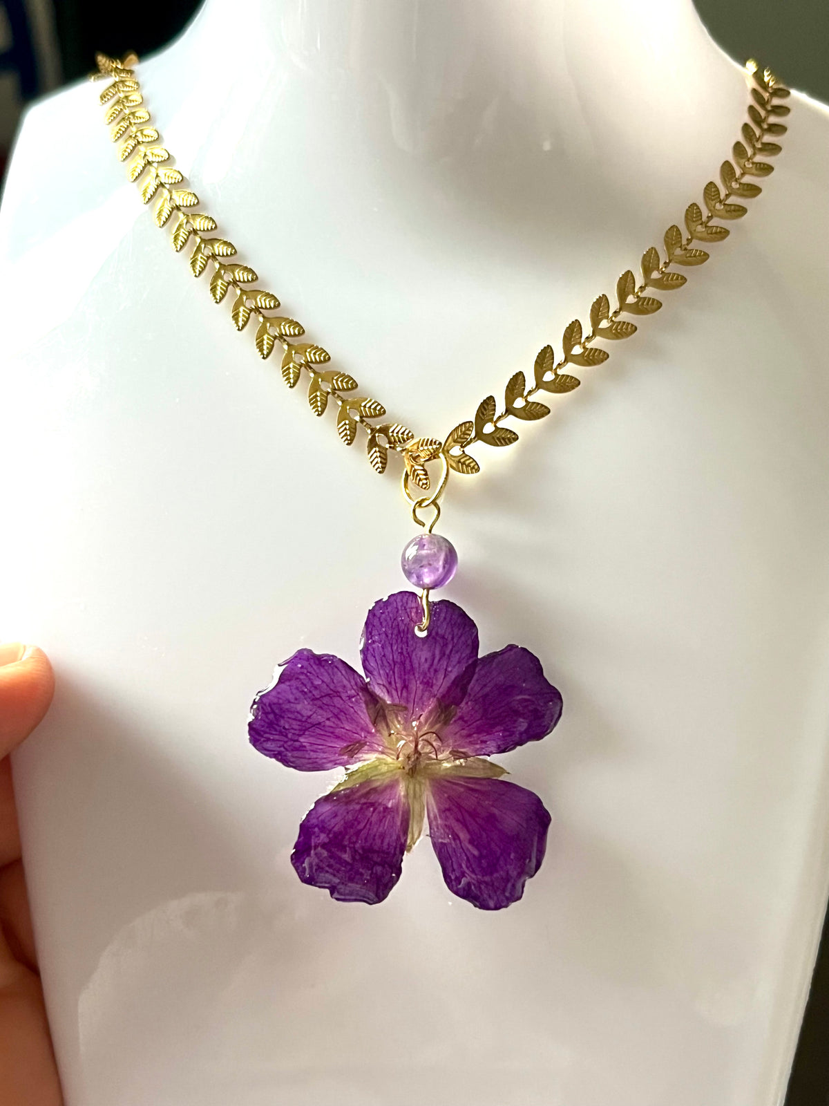 Collier Géranium & Améthyste – Fleur naturelle