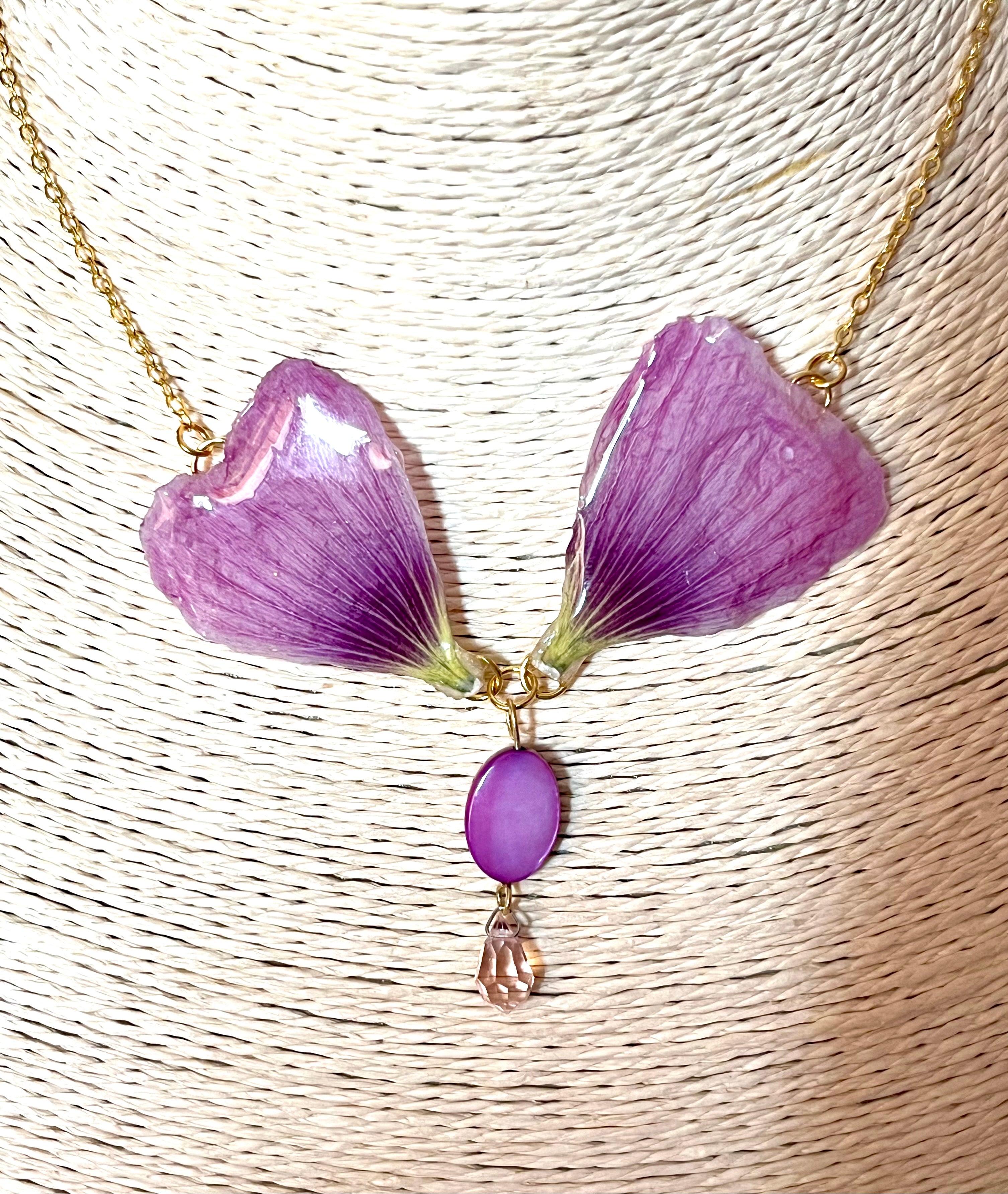 Collier Ailes de Fée – Rose Trémière & Cristal Preciosa
