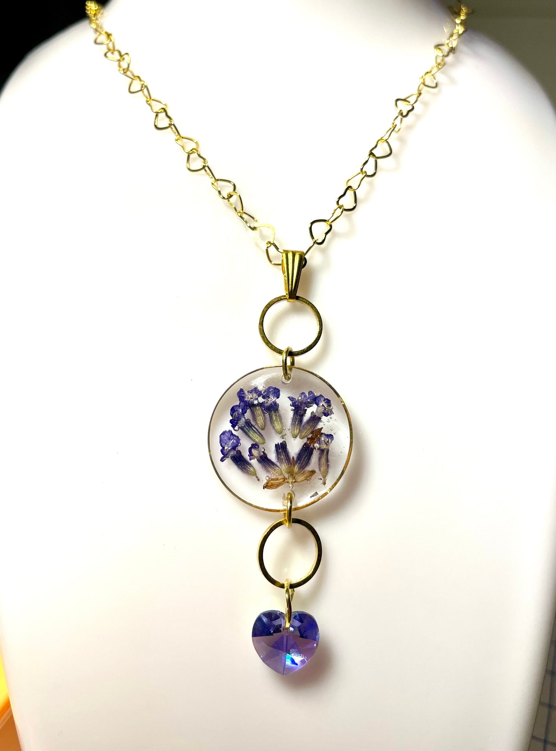 Collier Lavande & cœur de cristal - Aux fleurs de Chloé Collier Lavande & cœur de cristal Collier Collier