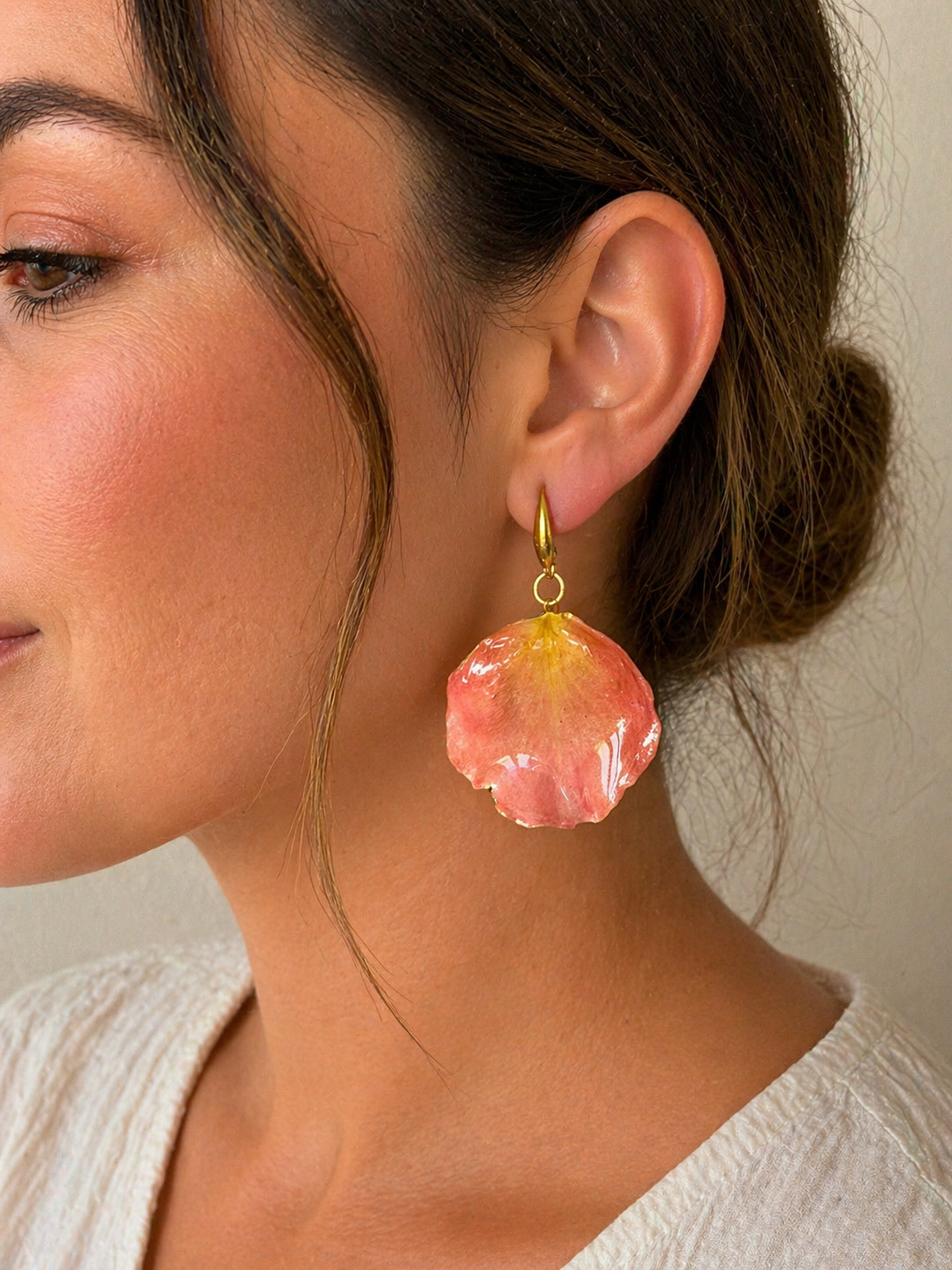 🌹 Boucles d’oreilles en pétales de rose – Résine & doré