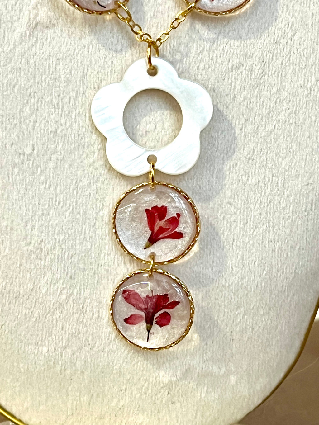 Elegant Flower Necklace – Gold chain & floral medallions