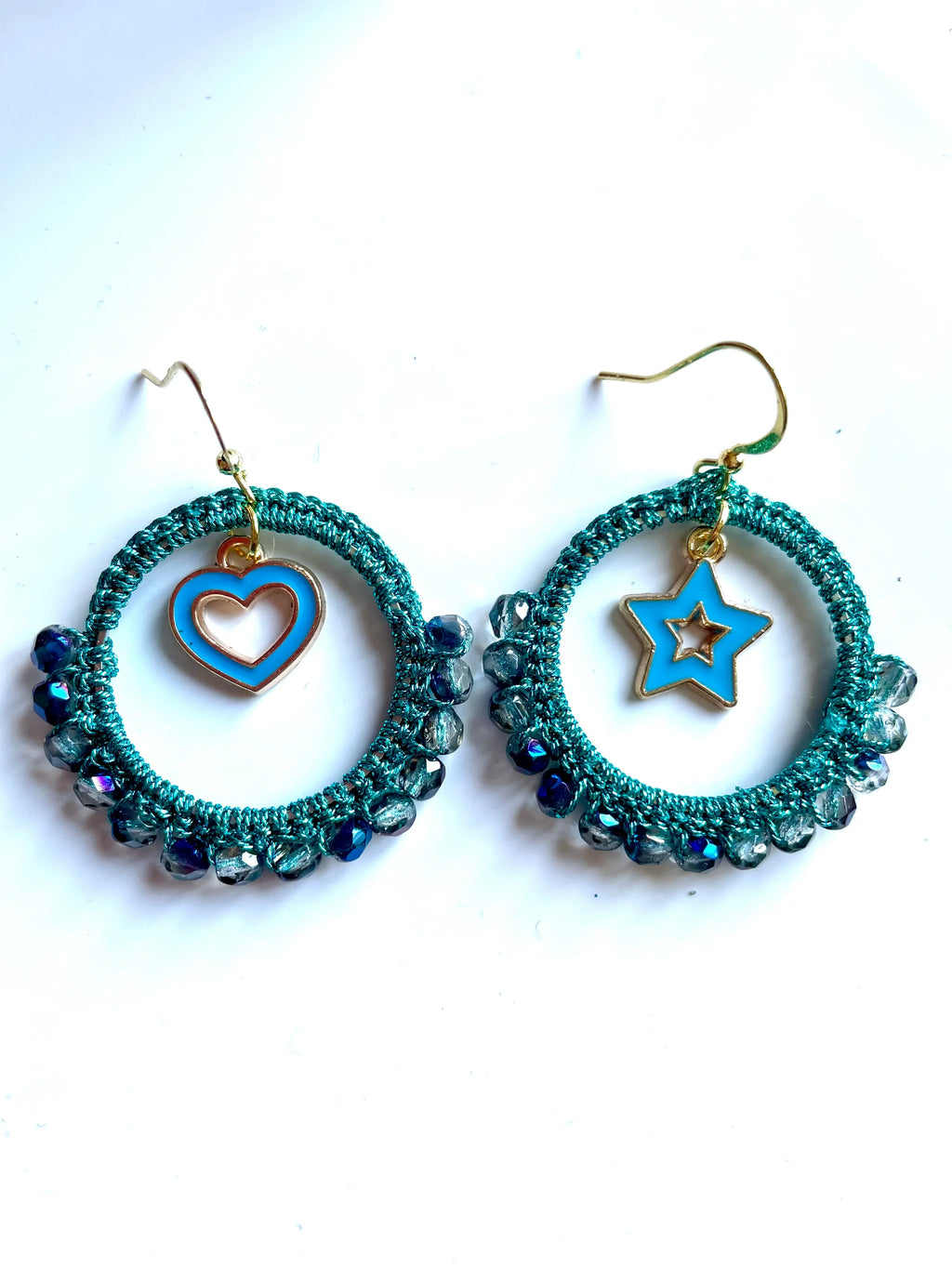 Boucles d’oreilles perles de verre bleu Montana et charm’s bleus - Aux fleurs de Chloé Boucles d’oreilles perles de verre bleu Montana et charm’s bleus Boucles d’oreilles Boucles d’oreilles