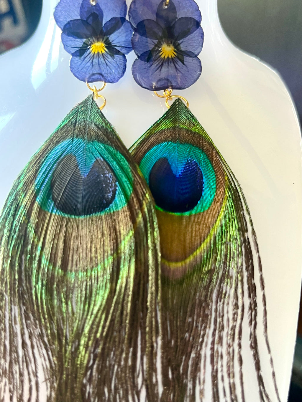 Boucles d’oreilles « Pensée & Plume de paon »