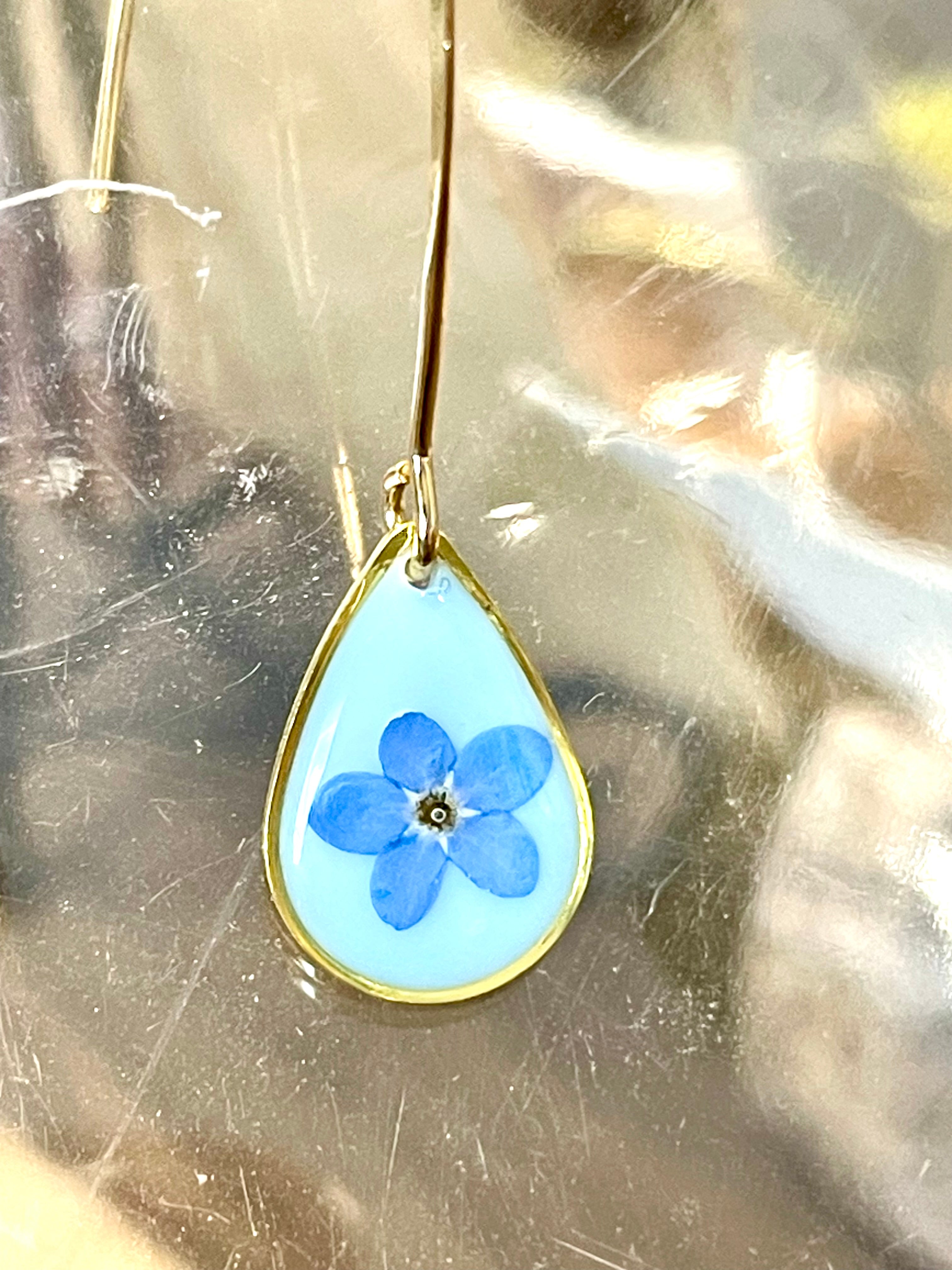 Boucles d’oreilles larmes Myosotis grands crochets - Aux fleurs de Chloé Boucles d’oreilles larmes Myosotis grands crochets Boucles d’oreilles Boucles d’oreilles